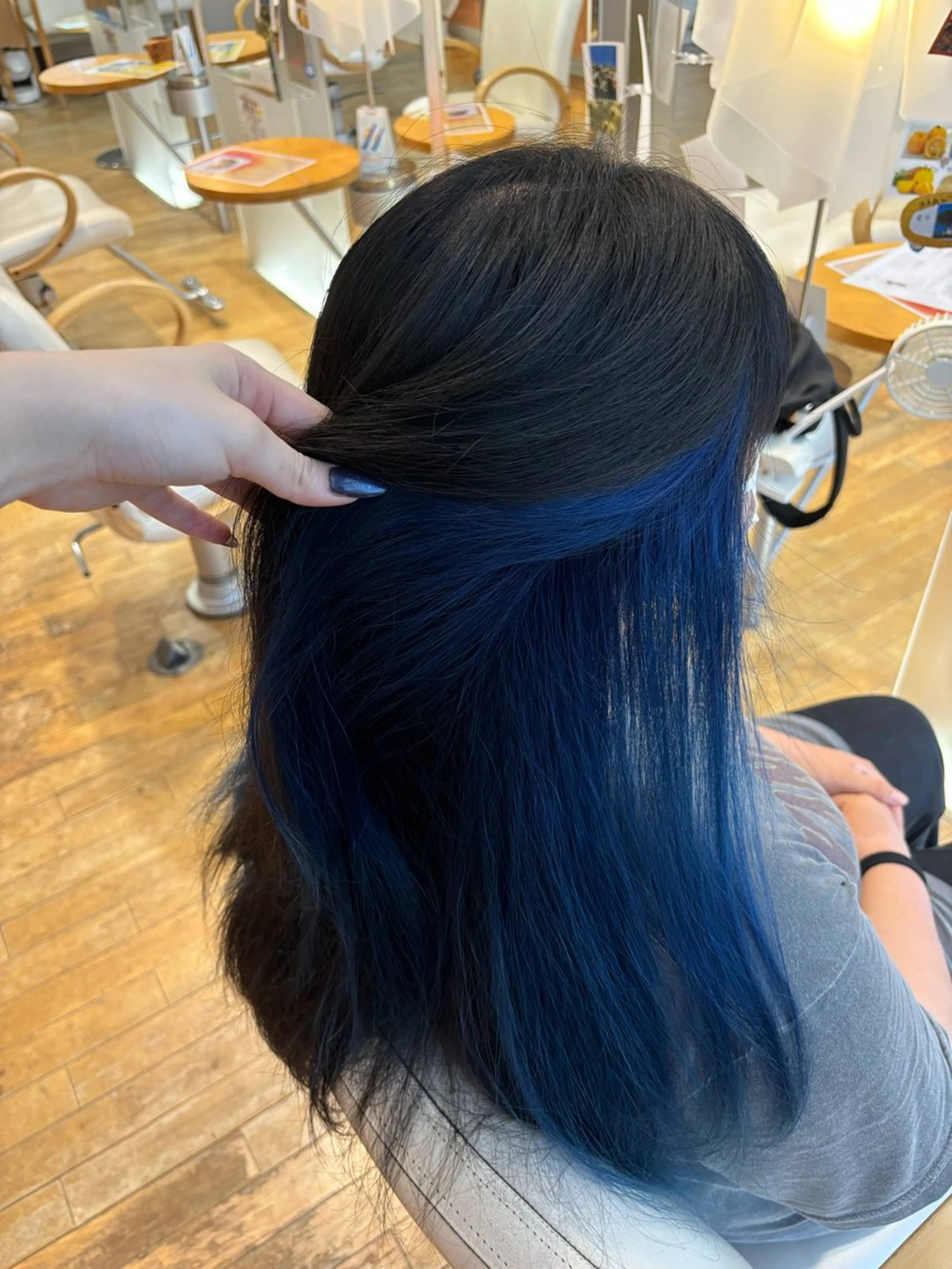 カラー ブルーカラー ヘアカラー 浅岡 二葉のヘアスタイル