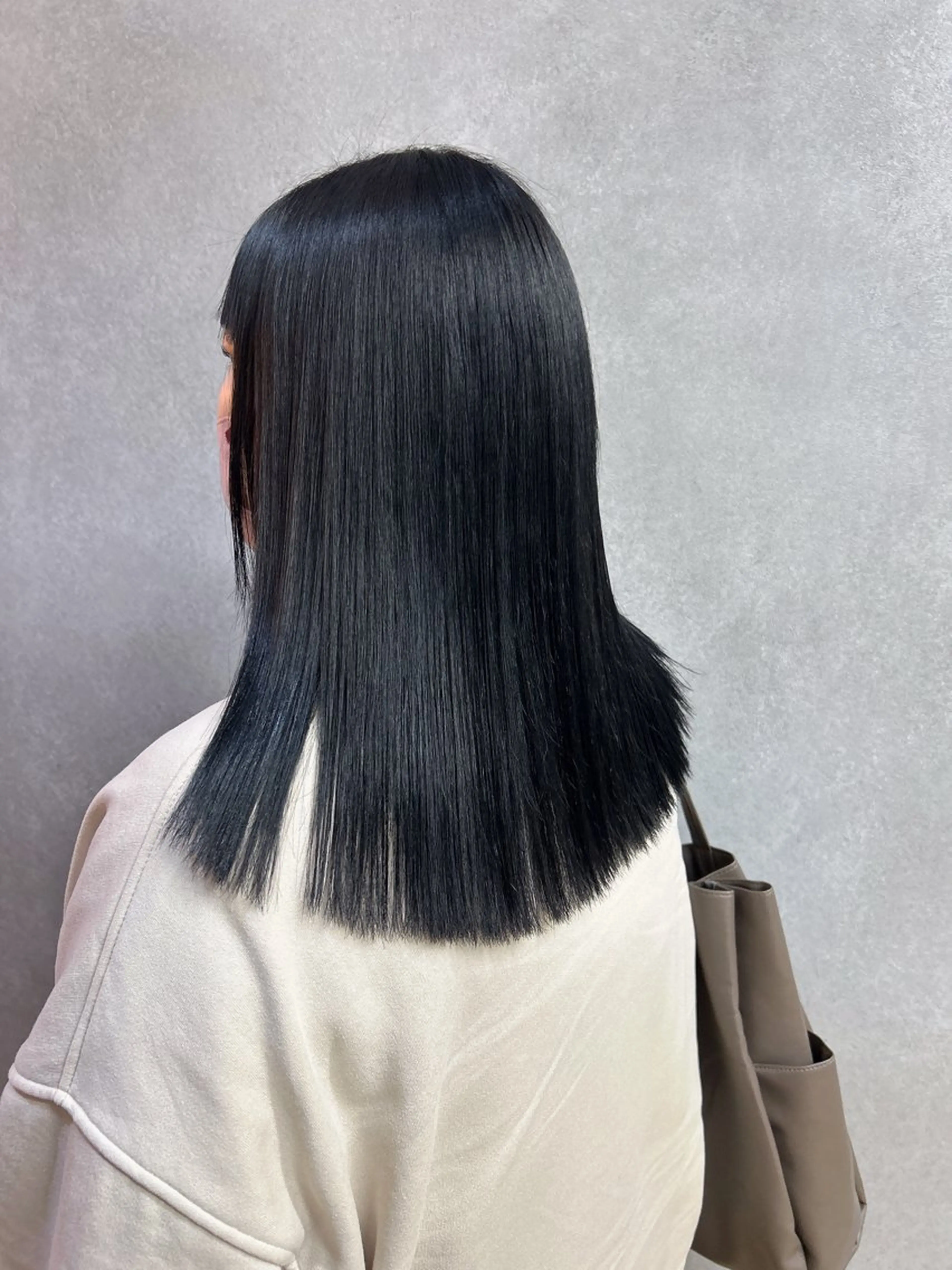 ミディアム カラー 黒髪 ブルーカラー ブルーブラック 髪質改善 縮毛矯正 カット ヘアカラー 縮毛矯正 トリートメント 伶風 /髪質改善ストレートのヘアスタイル