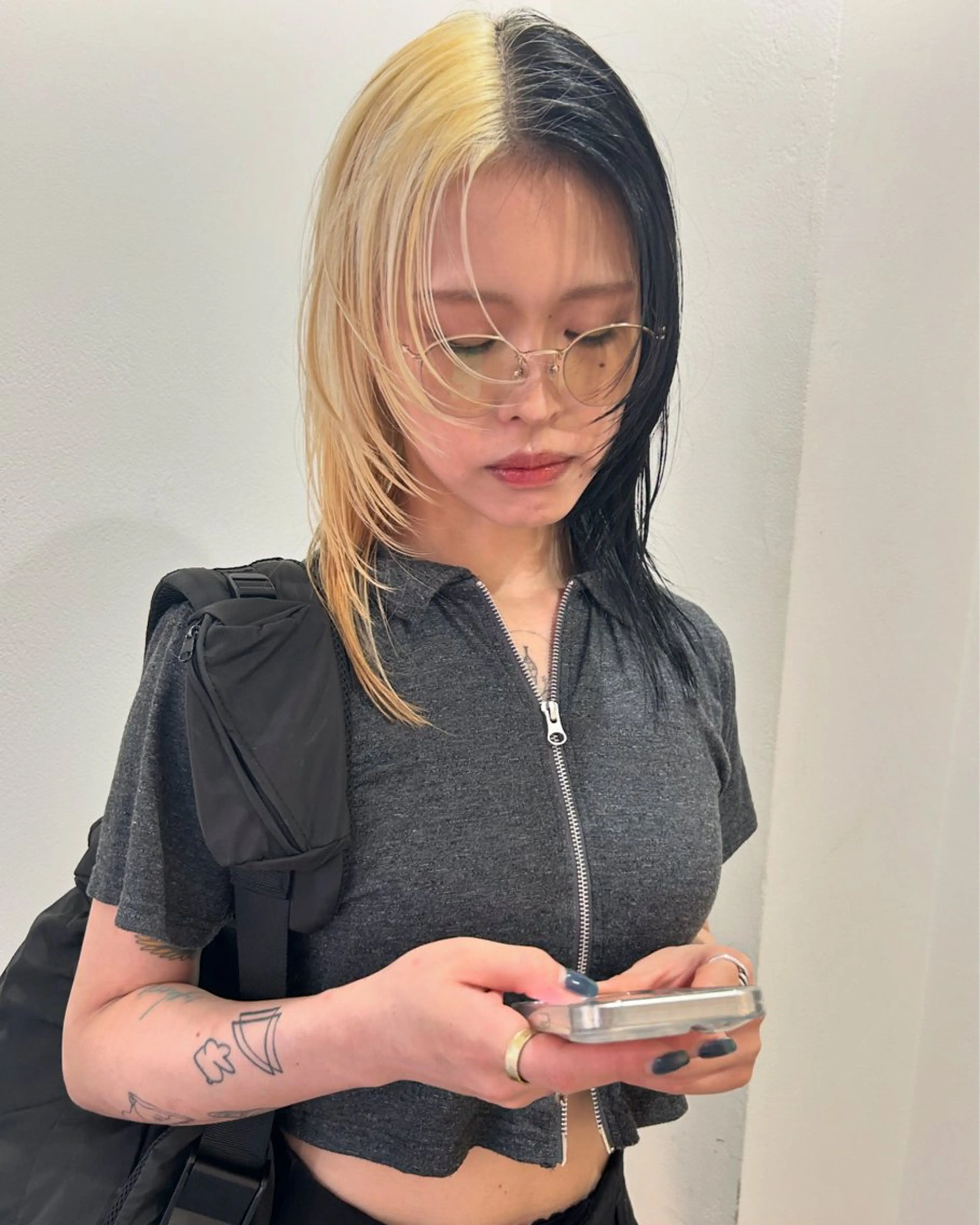 セミロング カラー ブリーチ デザインカラー ツートーンカラー レイヤーカット カット ヘアカラー トリートメント Loom.所属・村上雅人 ナチュラルモードのヘアスタイル