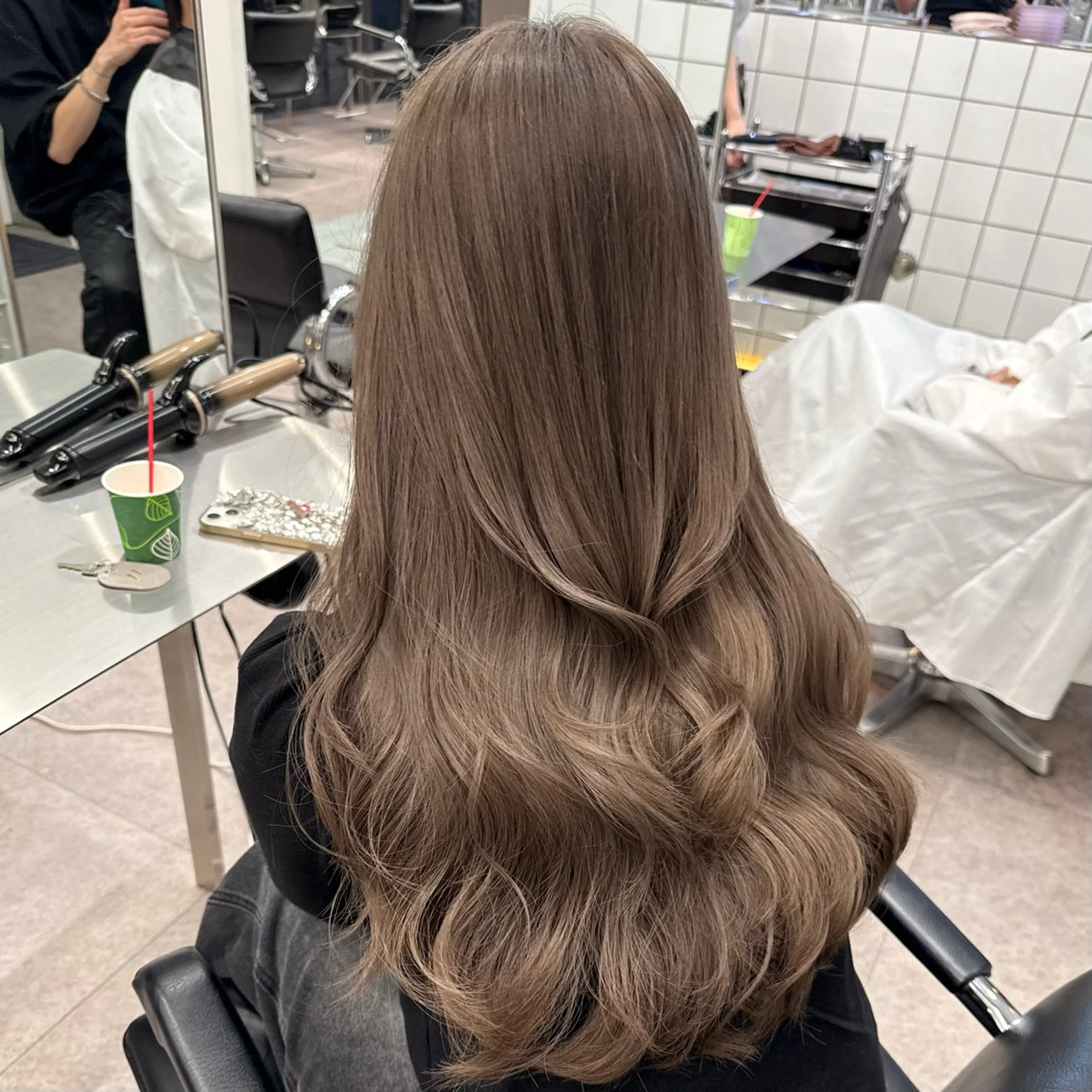 ロング カラー ベージュカラー ブリーチ ミルクティーベージュ ヘアカラー トリートメント cinq PROJECT所属・ミルクティーベージュ 🐱【Ryo】のヘアスタイル