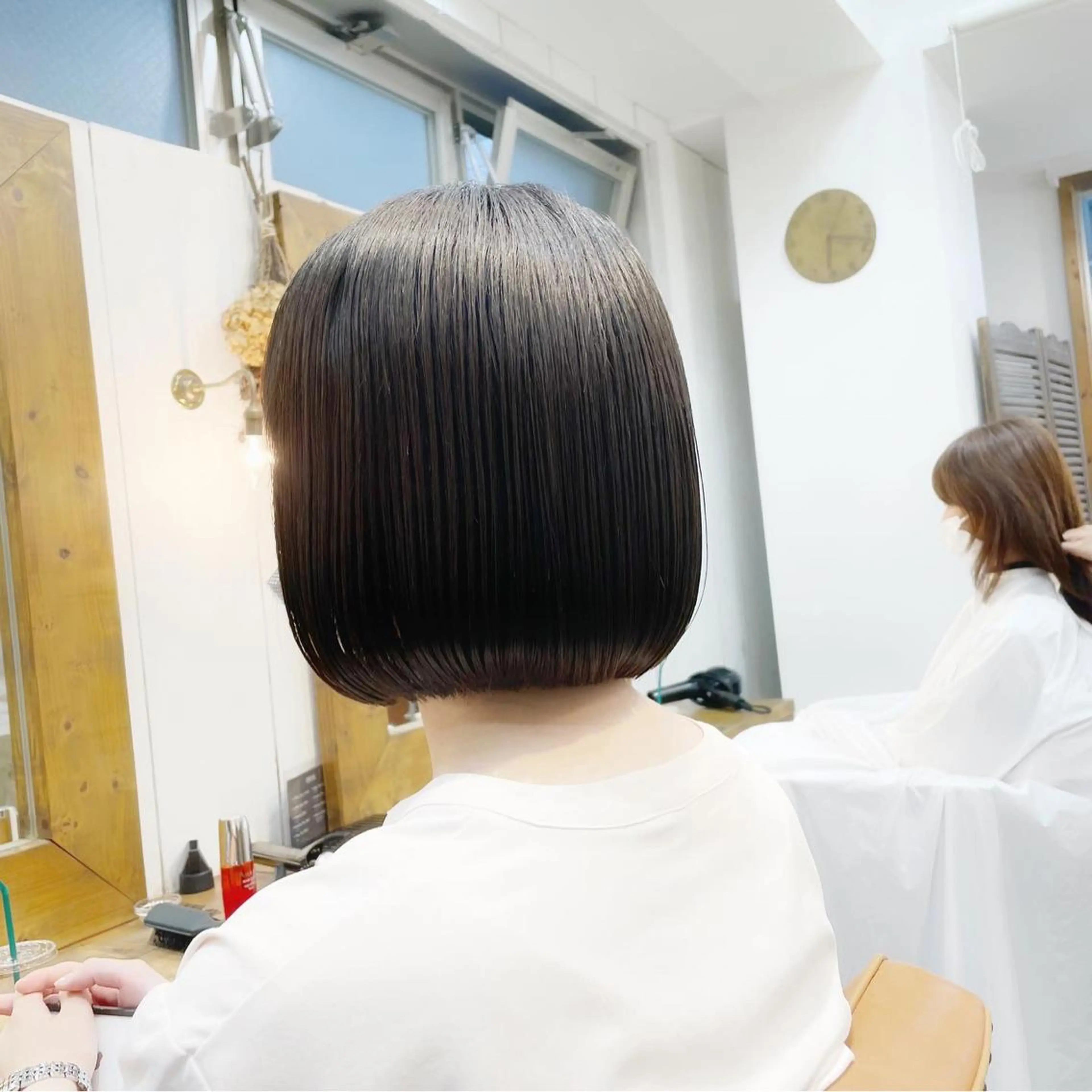 ショート カラー ショートレイヤー 丸みショート グラデーションカラー くびれヘア くせ毛 カット ヘアカラー newline銀座所属・銀座ショート/ 大人ショート/金子涼のヘアスタイル