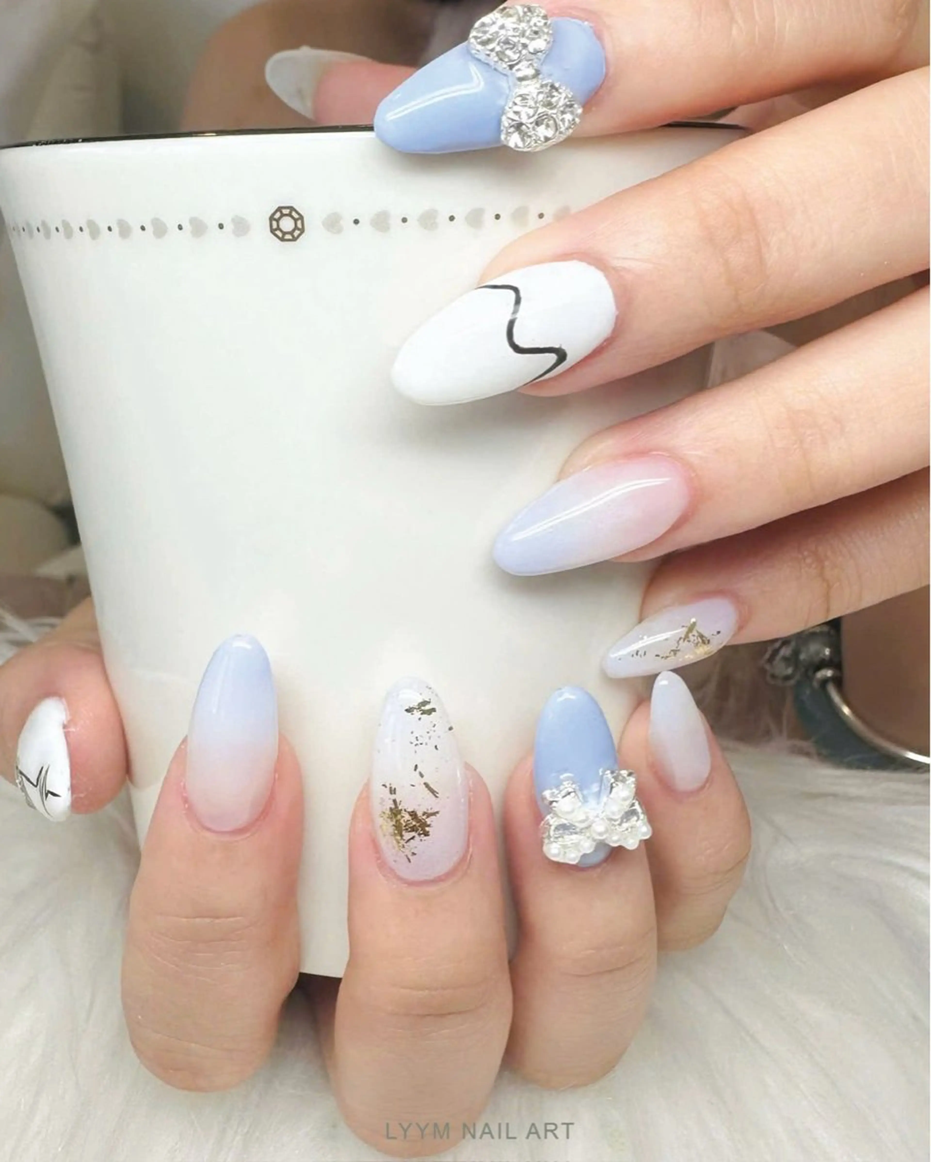 ネイル ブルー ガーリー 氷ネイル・うるうるネイル キラキラネイル 韓国ネイル ハンドネイル LYYM Nail Salonのネイルデザイン