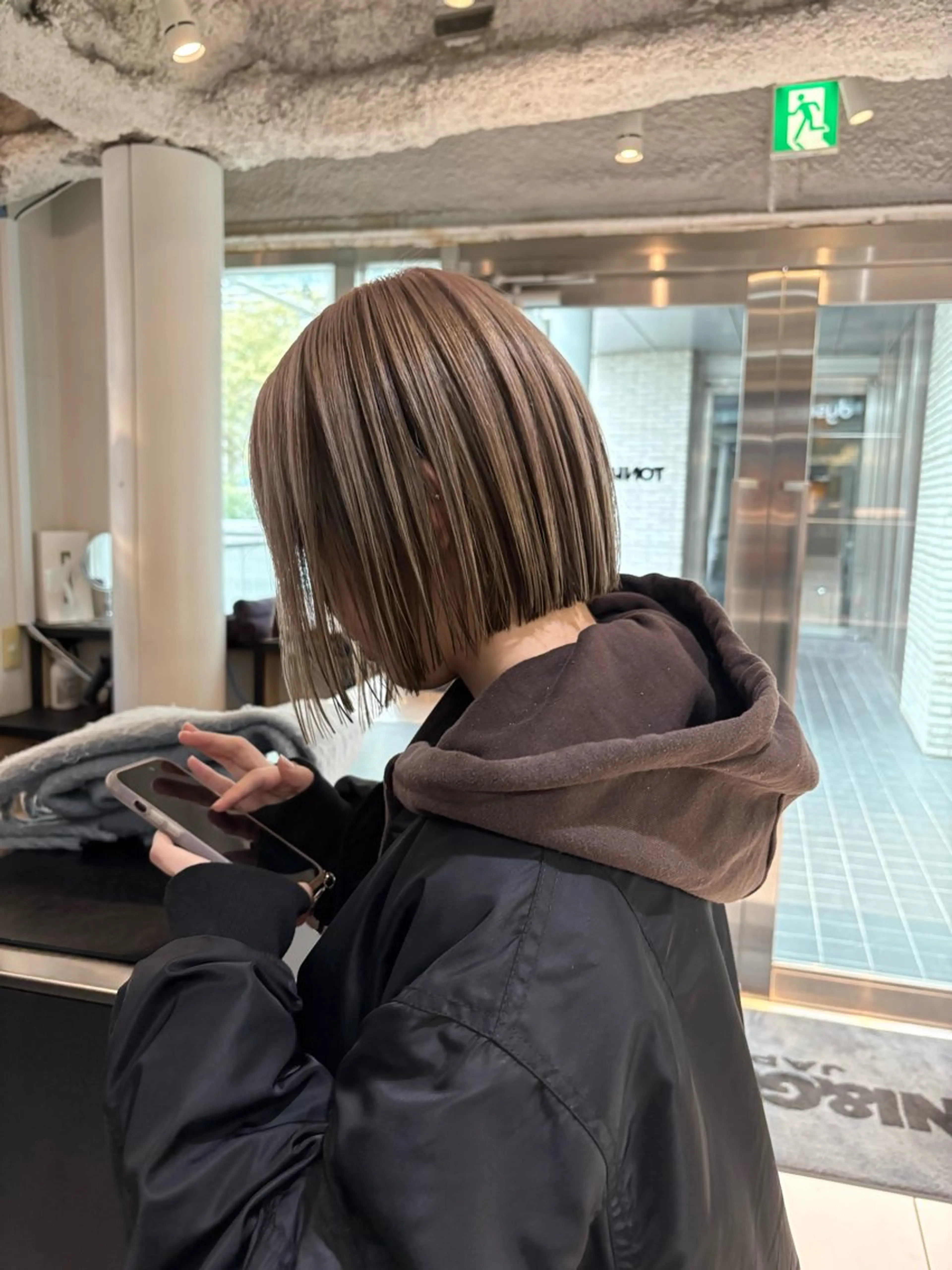 【10~20代、撮影用】デザインカラー（ブリーチ込み）モデルの写真