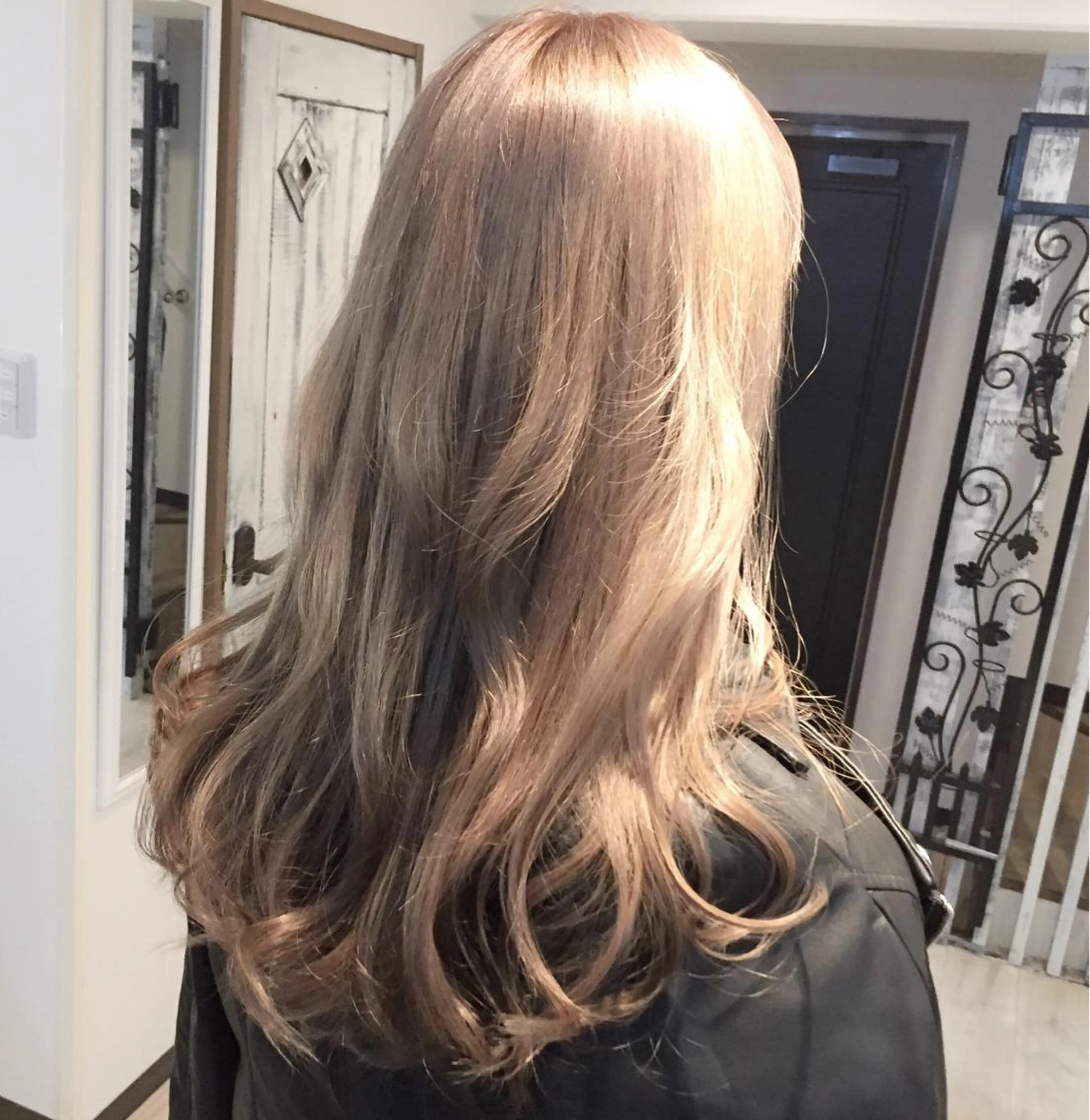 ロング カラー ブリーチ グレージュ ミルクティーグレージュ 外国人風カラー SALOWIN梅田 サロウィン所属・縮毛•酸性矯正特化/ 美髪•髪質改善/KJのヘアスタイル