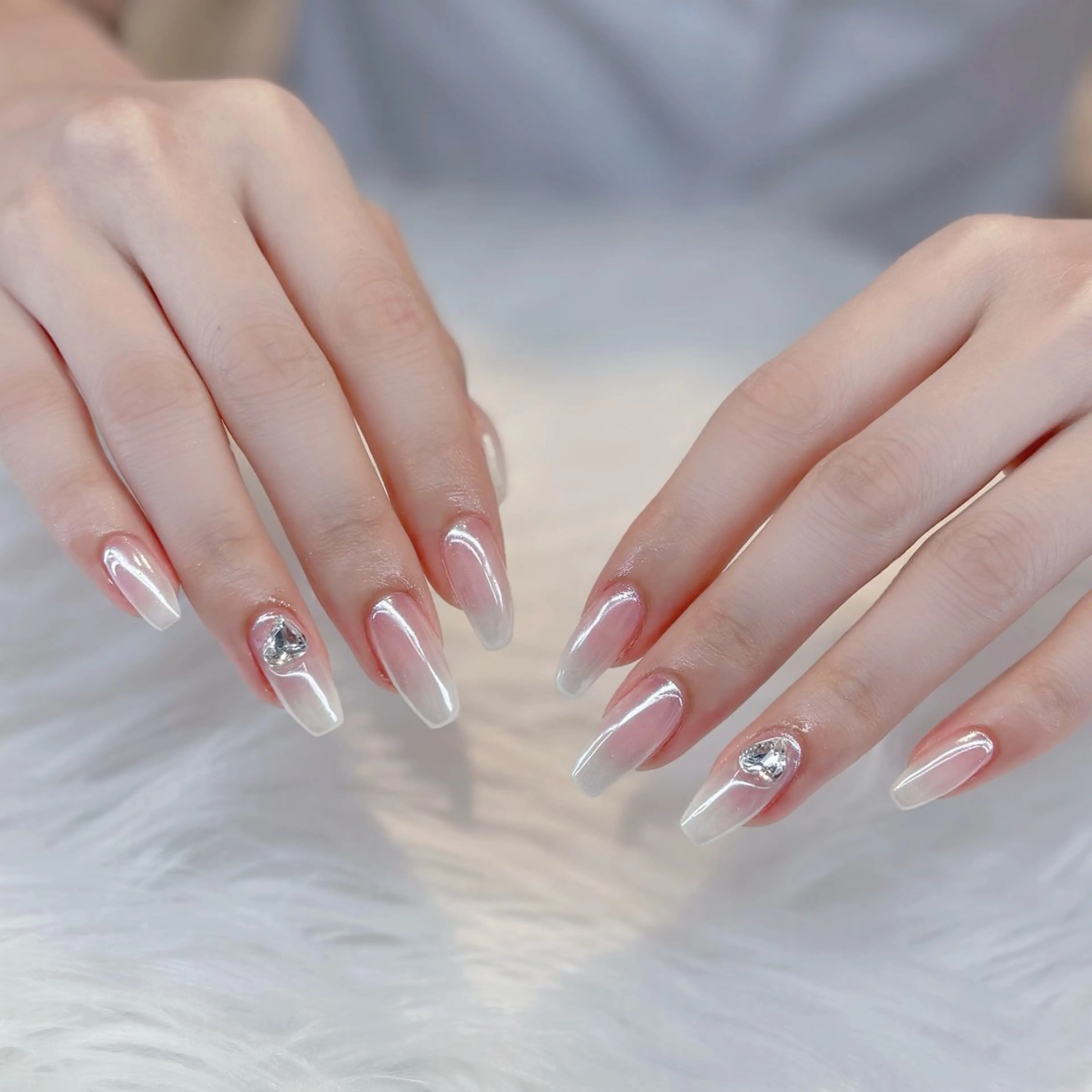 ネイル グラデーション キラキラネイル シンプルネイル ホワイト ハンドネイル Keli Nailのネイルデザイン