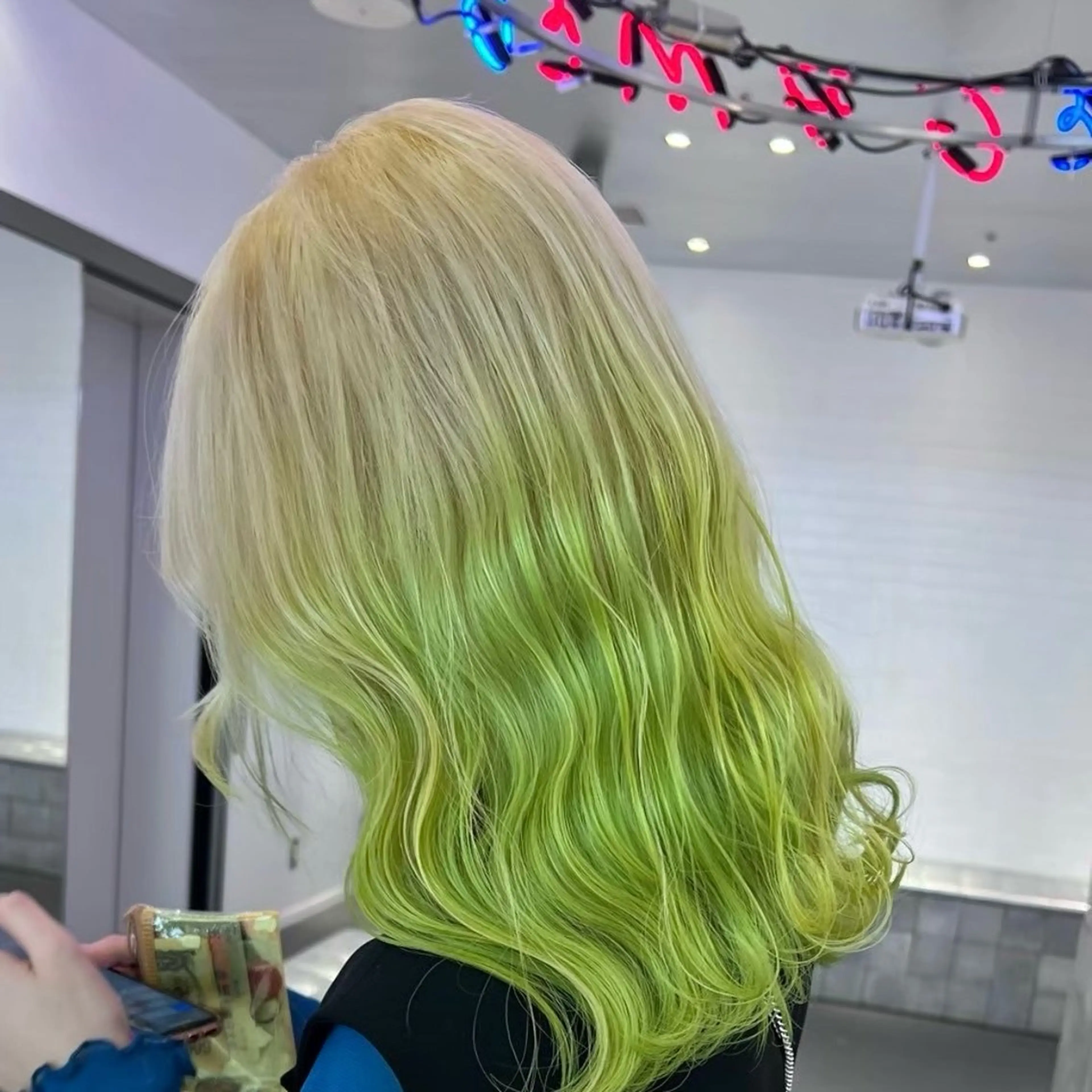 セミロング カラー ヘアカラー ハイトーン×デザイン 🪽🫧HIKARIのヘアスタイル
