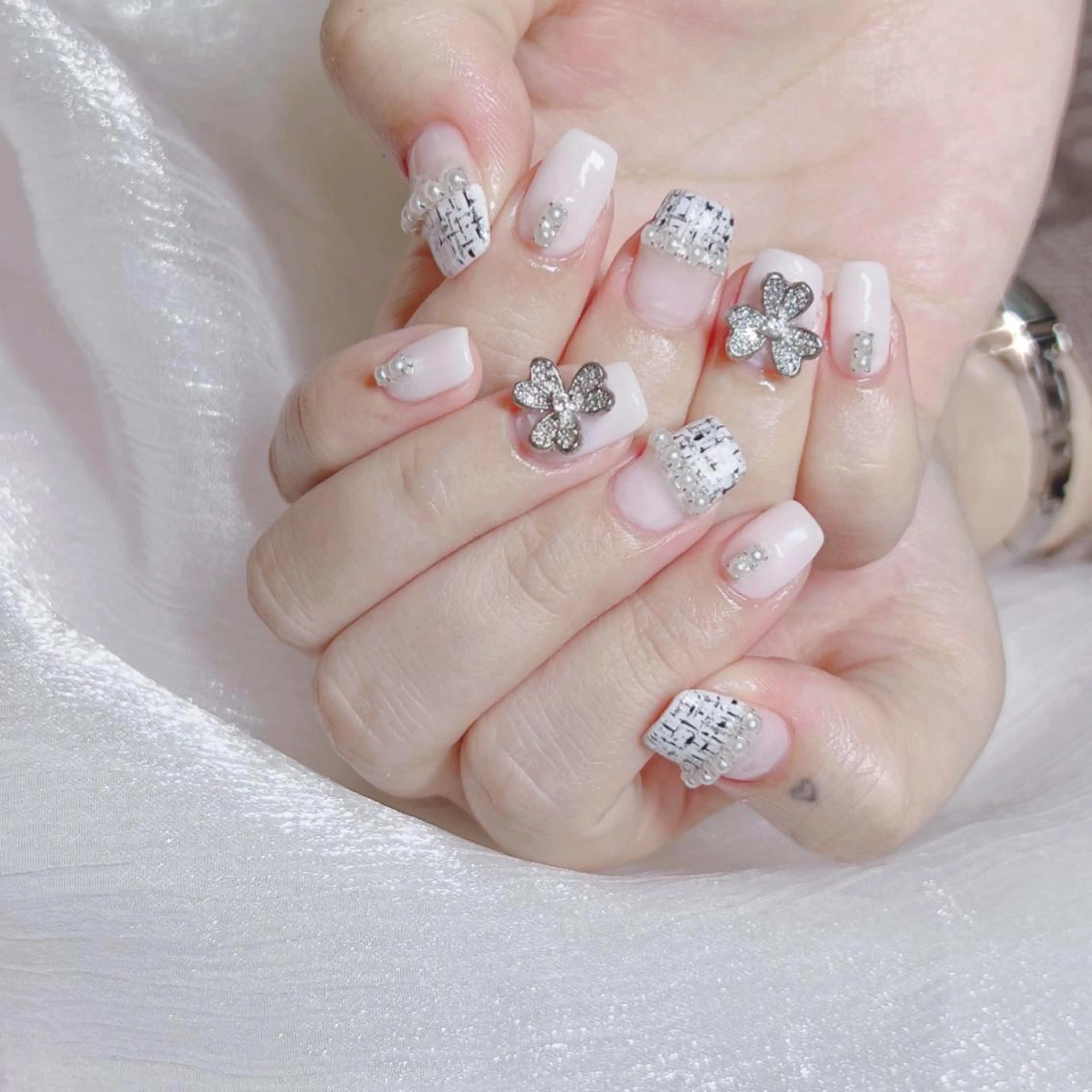 ネイル オーロラネイル フットネイル フレンチネイル ジェルネイル 韓国ネイル ハンドネイル ハンドケア 【ENサロン】 Rei🎀Nailのネイルデザイン