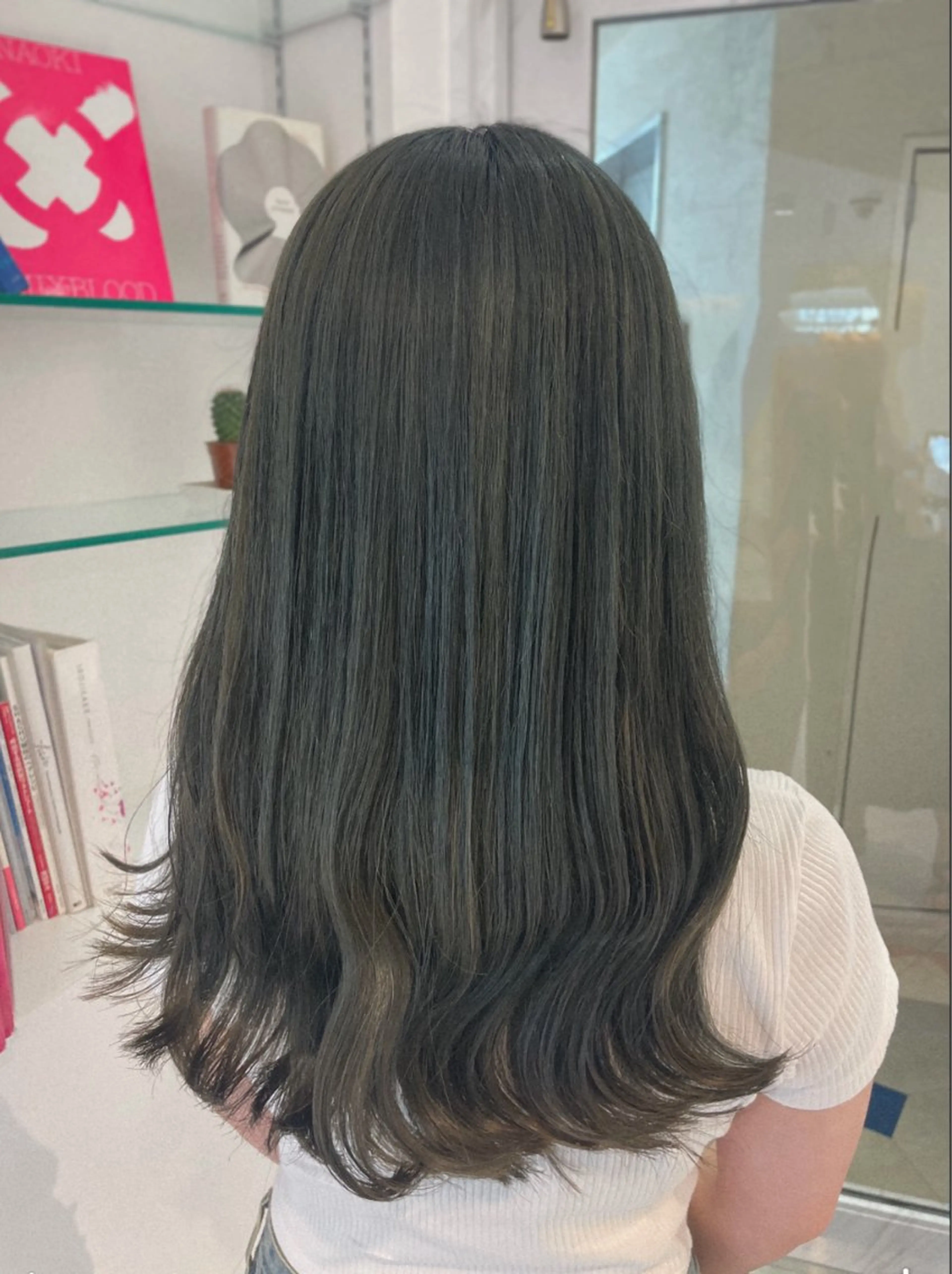 ロング カラー ベージュカラー オリーブベージュ カット ヘアカラー 佐藤 綾郁のヘアスタイル