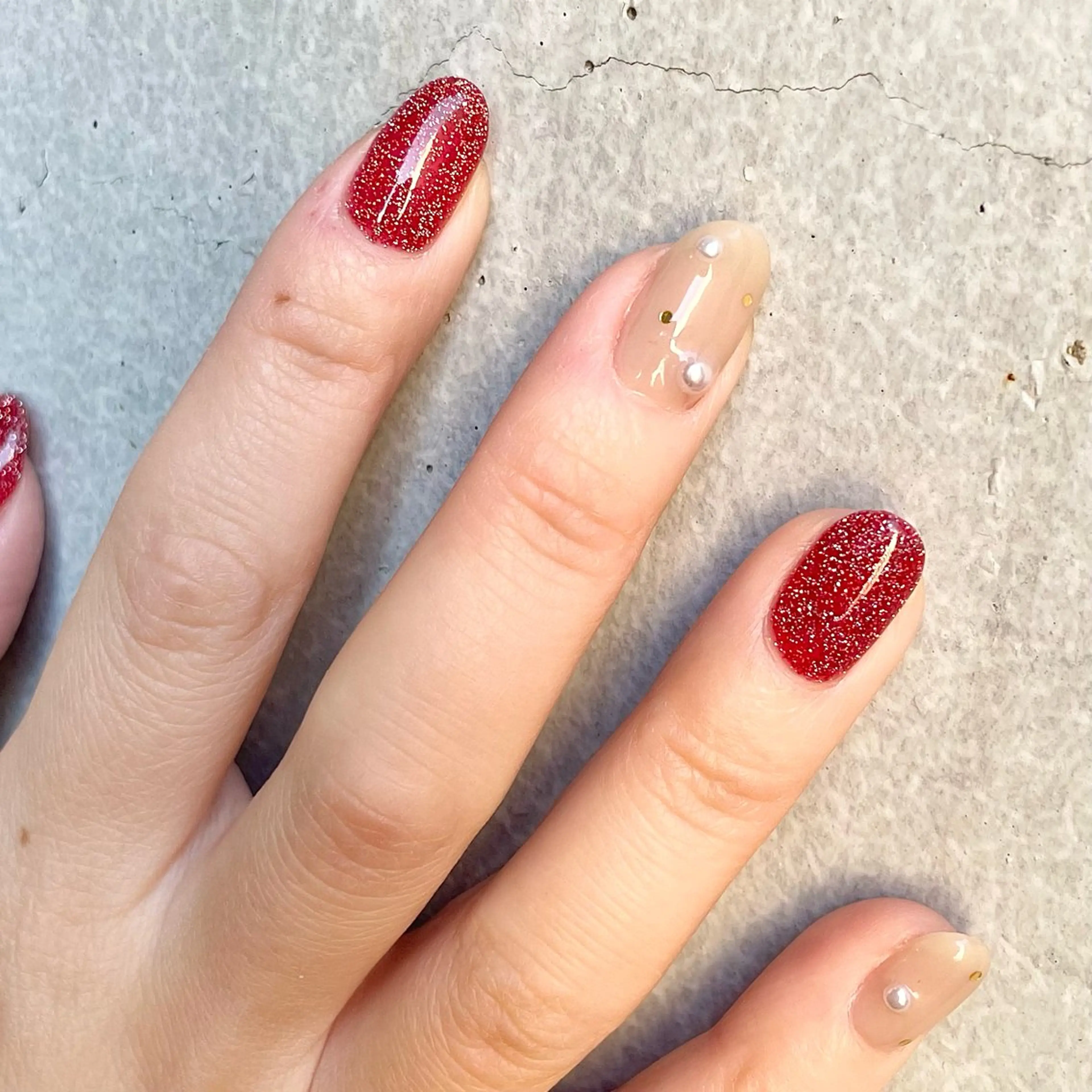 ネイル フラッシュネイル ジェルネイル ワンカラーネイル 赤色 冬ネイル amity personal nail salon所属・amity 🌿madokaのネイルデザイン