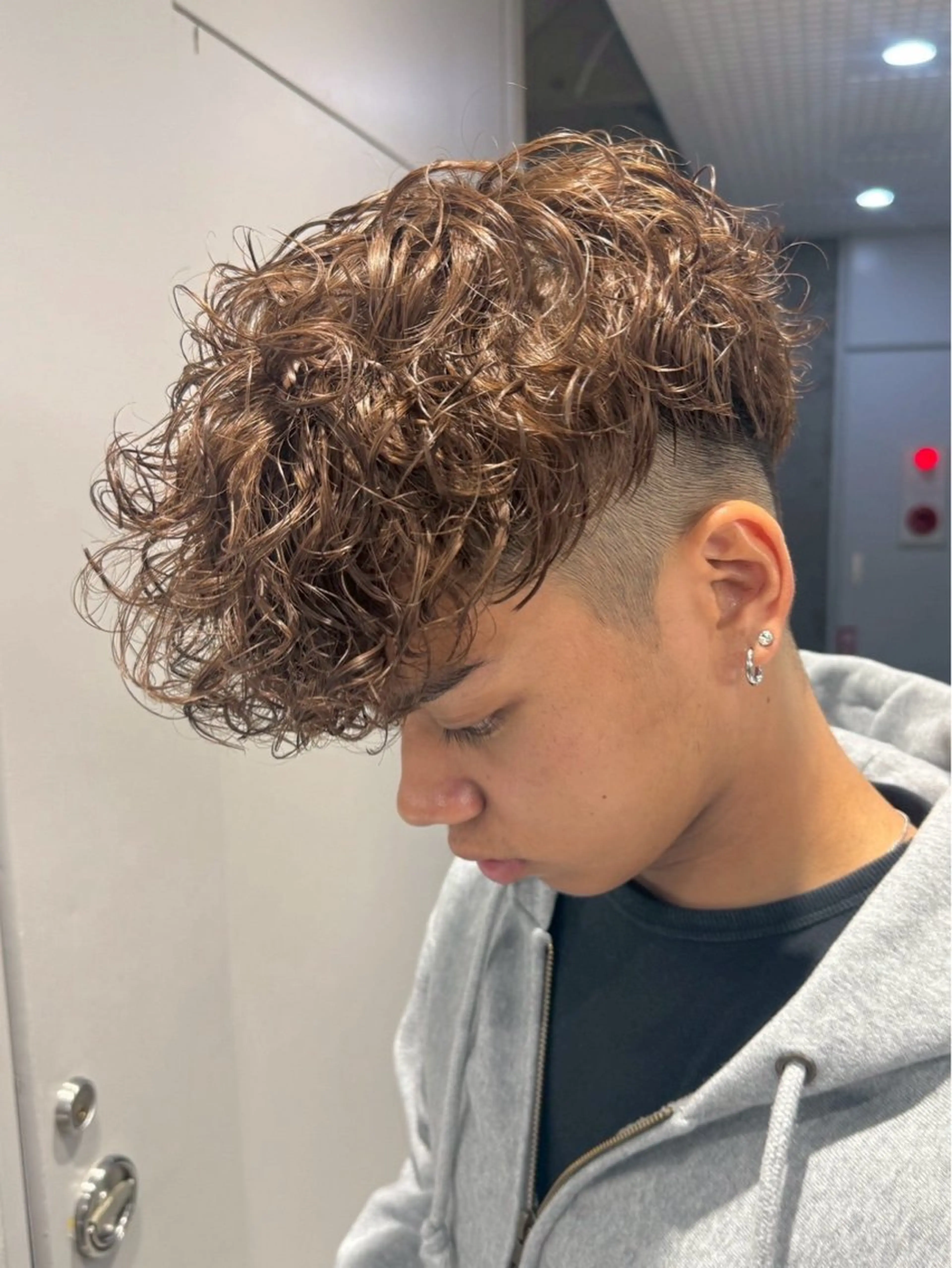 ショート カラー パーマ メンズ 波巻きパーマ 朝崎倭斗のヘアスタイル