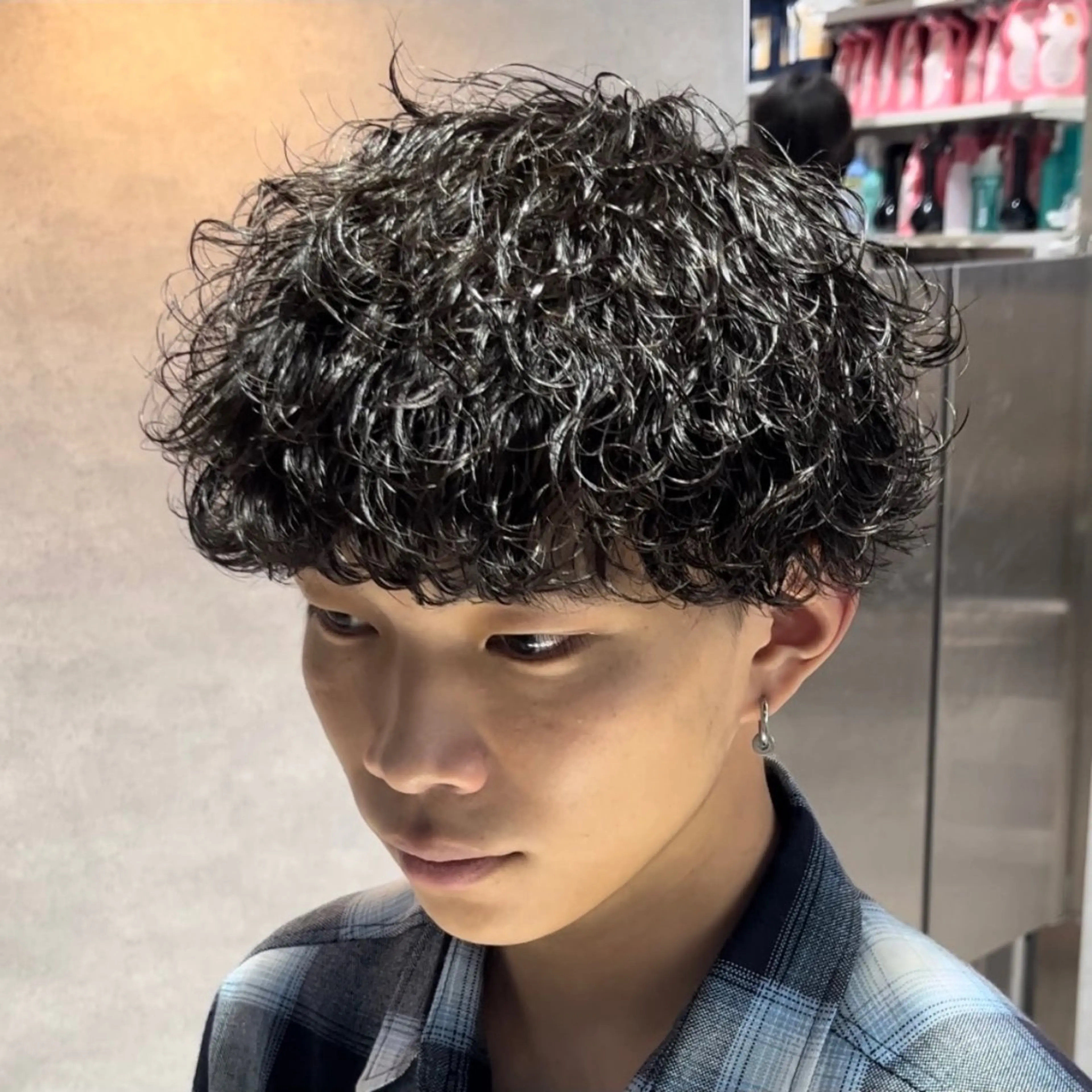 ショート カラー パーマ メンズ メンズパーマ 波巻きパーマ カット パーマ ヘッドスパ ヘアセット センターパート マスターかずまのヘアスタイル