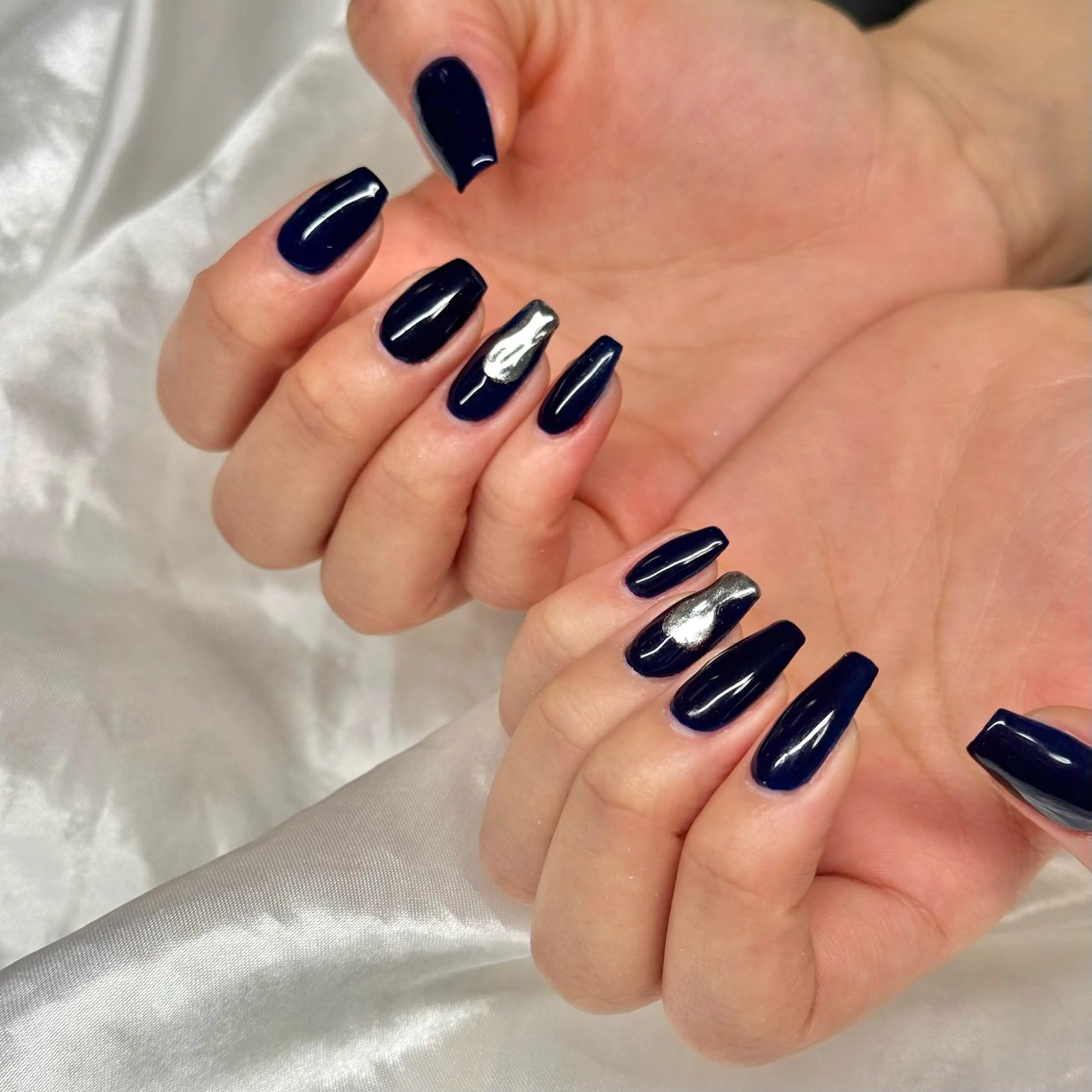 ネイル ブルー ミラーネイル シルバー MALELI 北円山店所属・松浦 杏佳のネイルデザイン