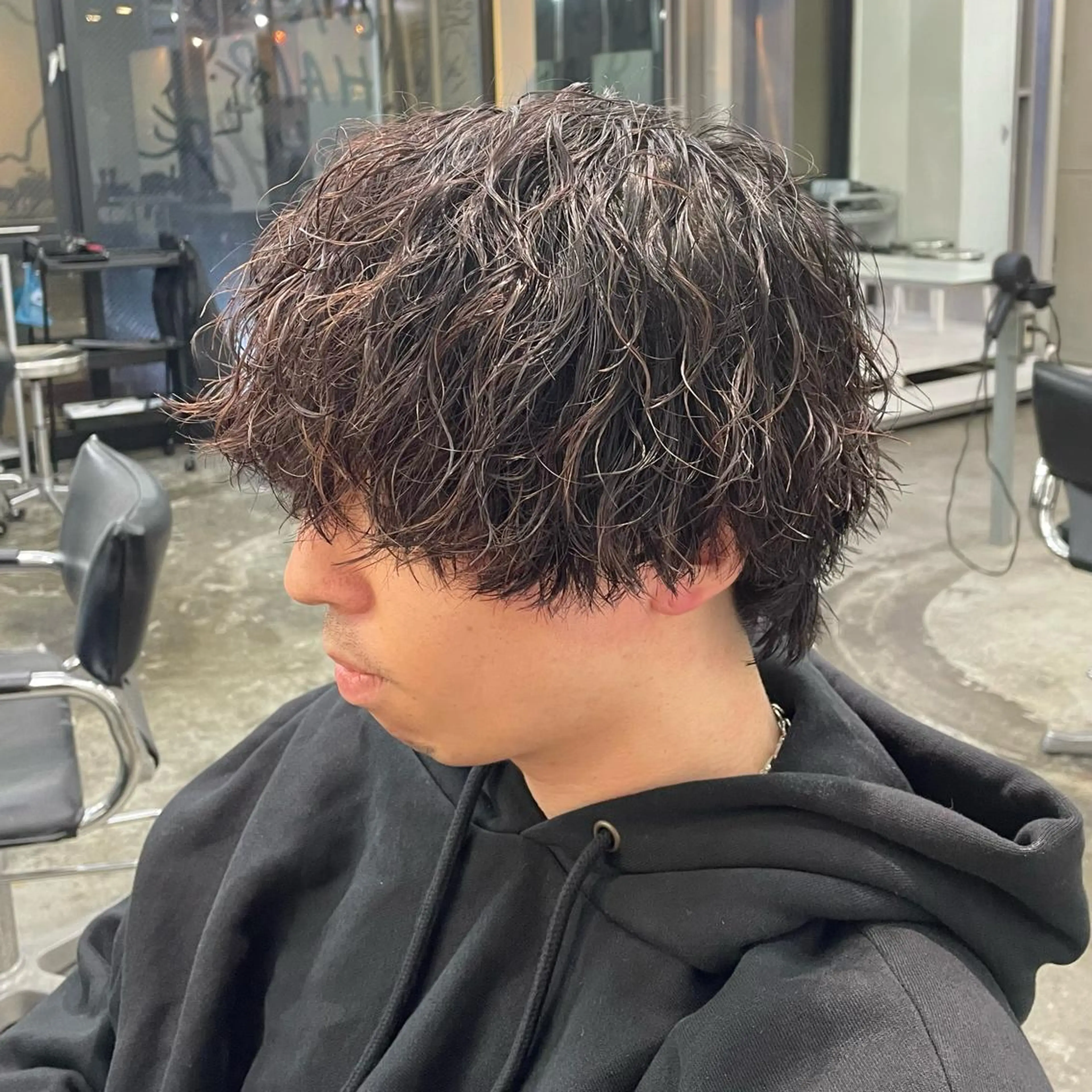 ショート パーマ メンズ ショートヘア うざバング カット パーマ メンズ特化美容師/ 藤戸 椋のヘアスタイル