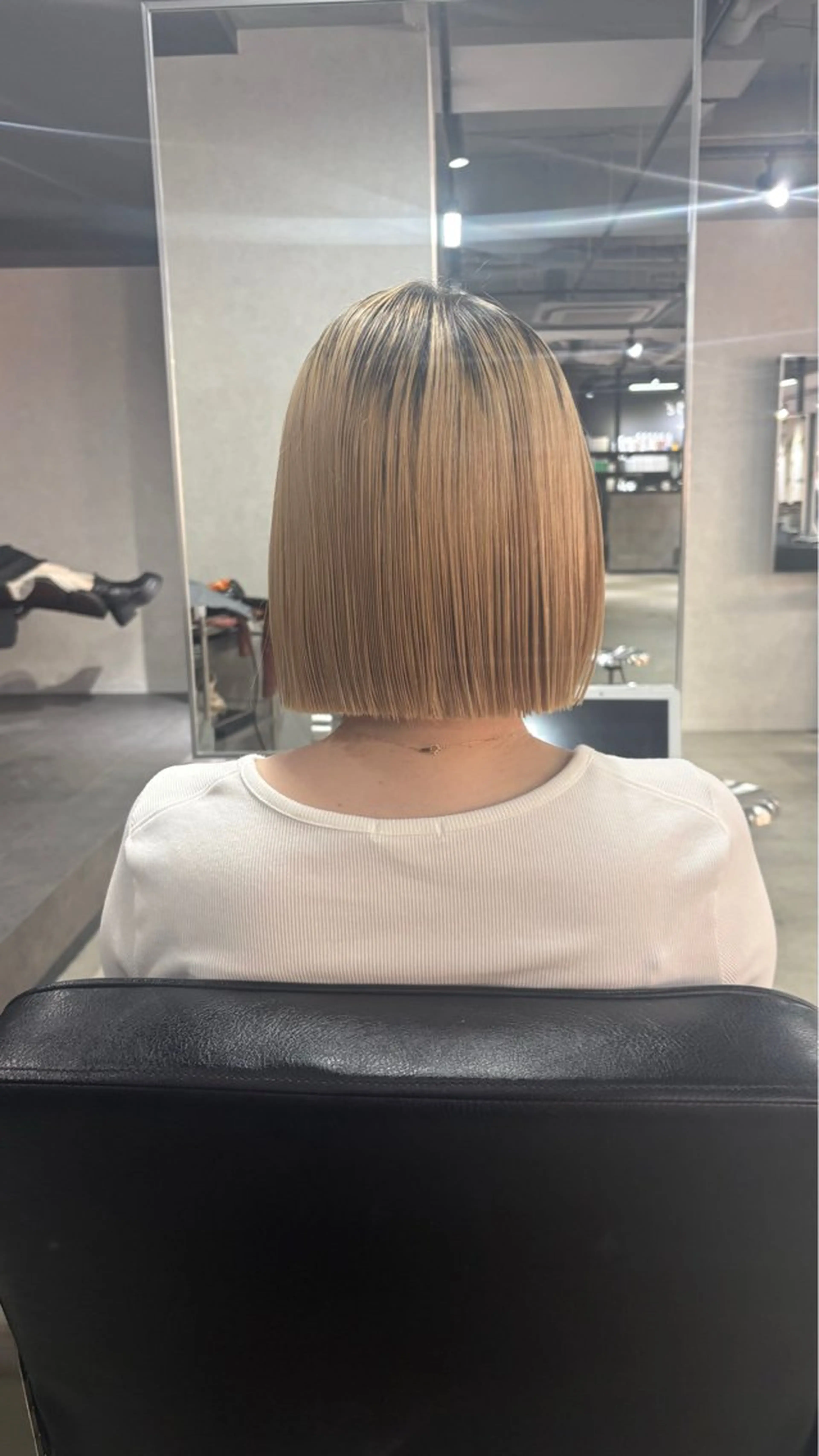 ミディアム ボブ カット デザイン/ハイトーン 心斎橋/konomiのヘアスタイル