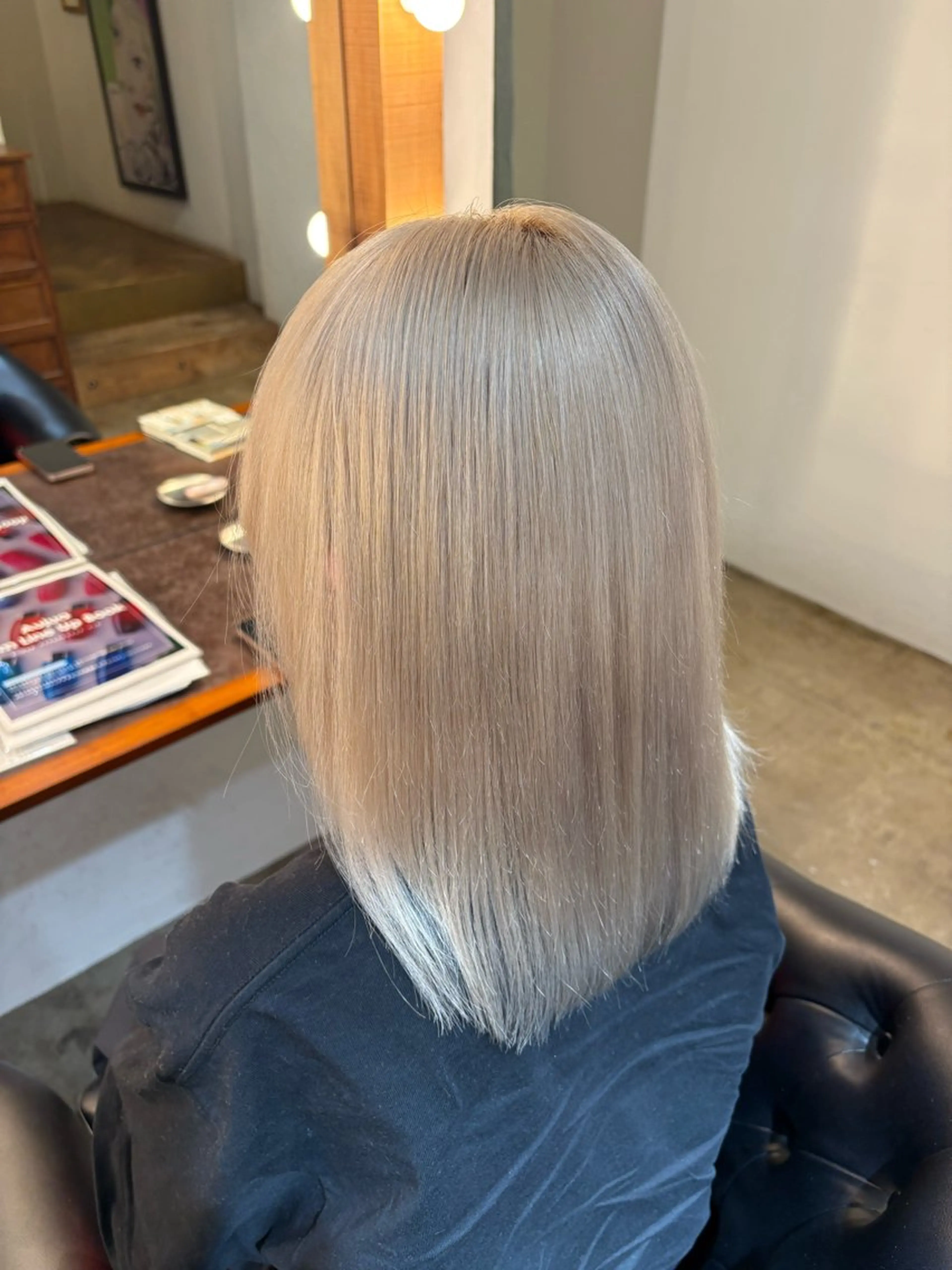ミディアム カラー ブロンド ホワイトブロンド ヘアカラー 内田 尚希のヘアスタイル