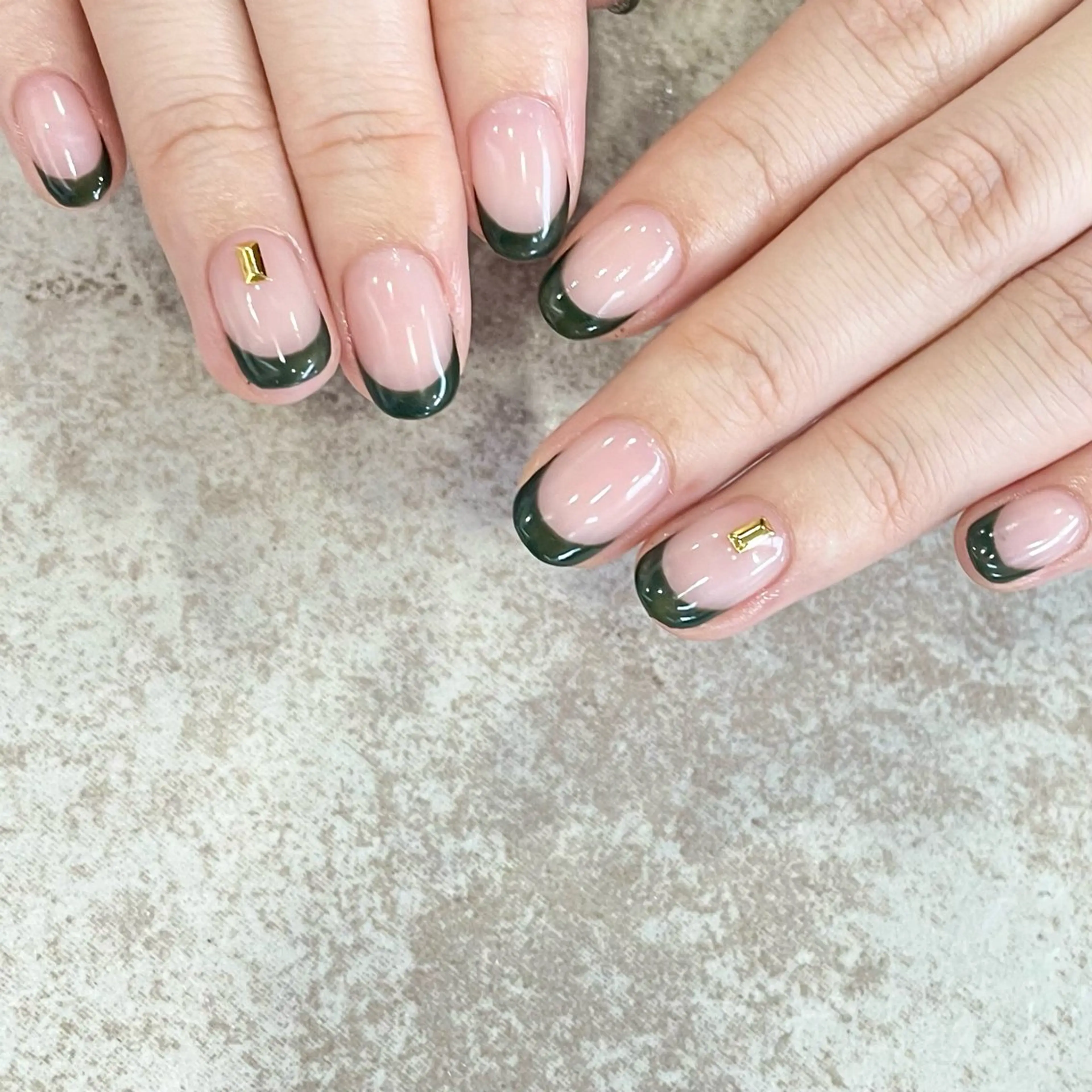 ネイル フレンチネイル ゴールド グリーン amity personal nail salon所属・amity 🌿madokaのネイルデザイン