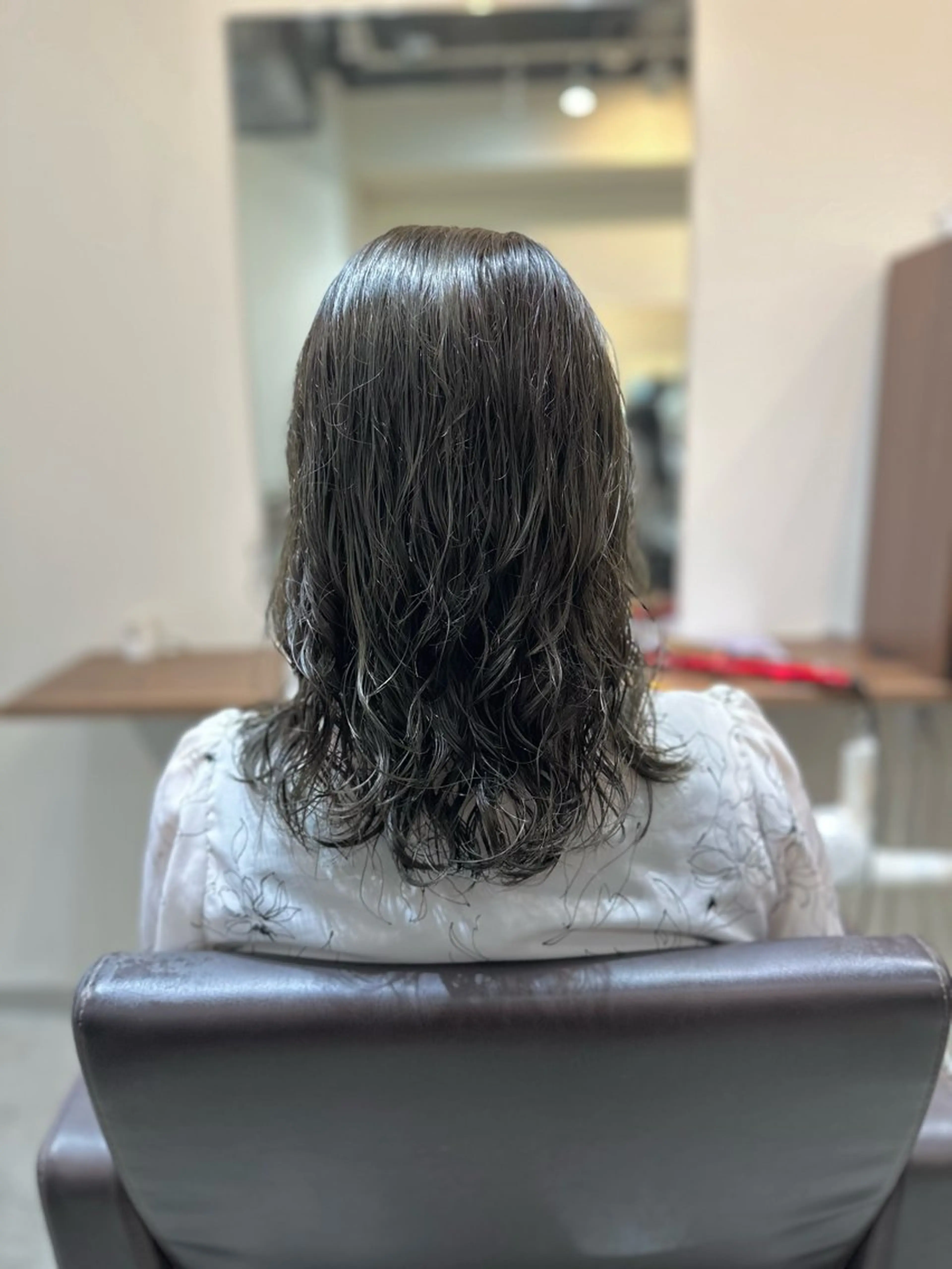 ミディアム カラー パーマ カット ヘアカラー パーマ トリートメント 小顔カット✨ 透明感カラー✨kyoのヘアスタイル