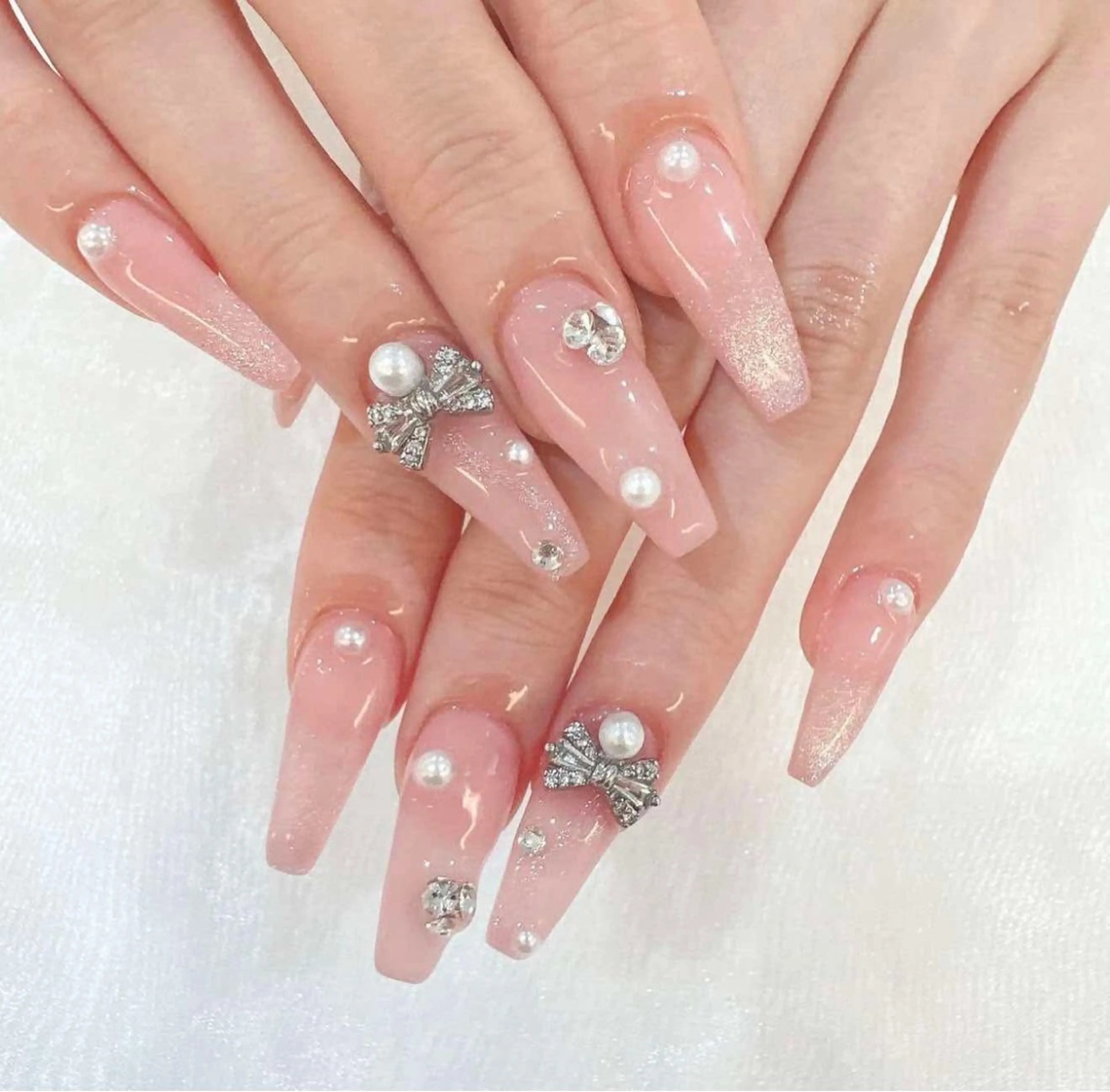 ネイル オーロラネイル クリアネイル フラッシュネイル ジェルネイル グラデーション ハンドネイル Amee Nailsalon所属・Amee Nailsalonのネイルデザイン