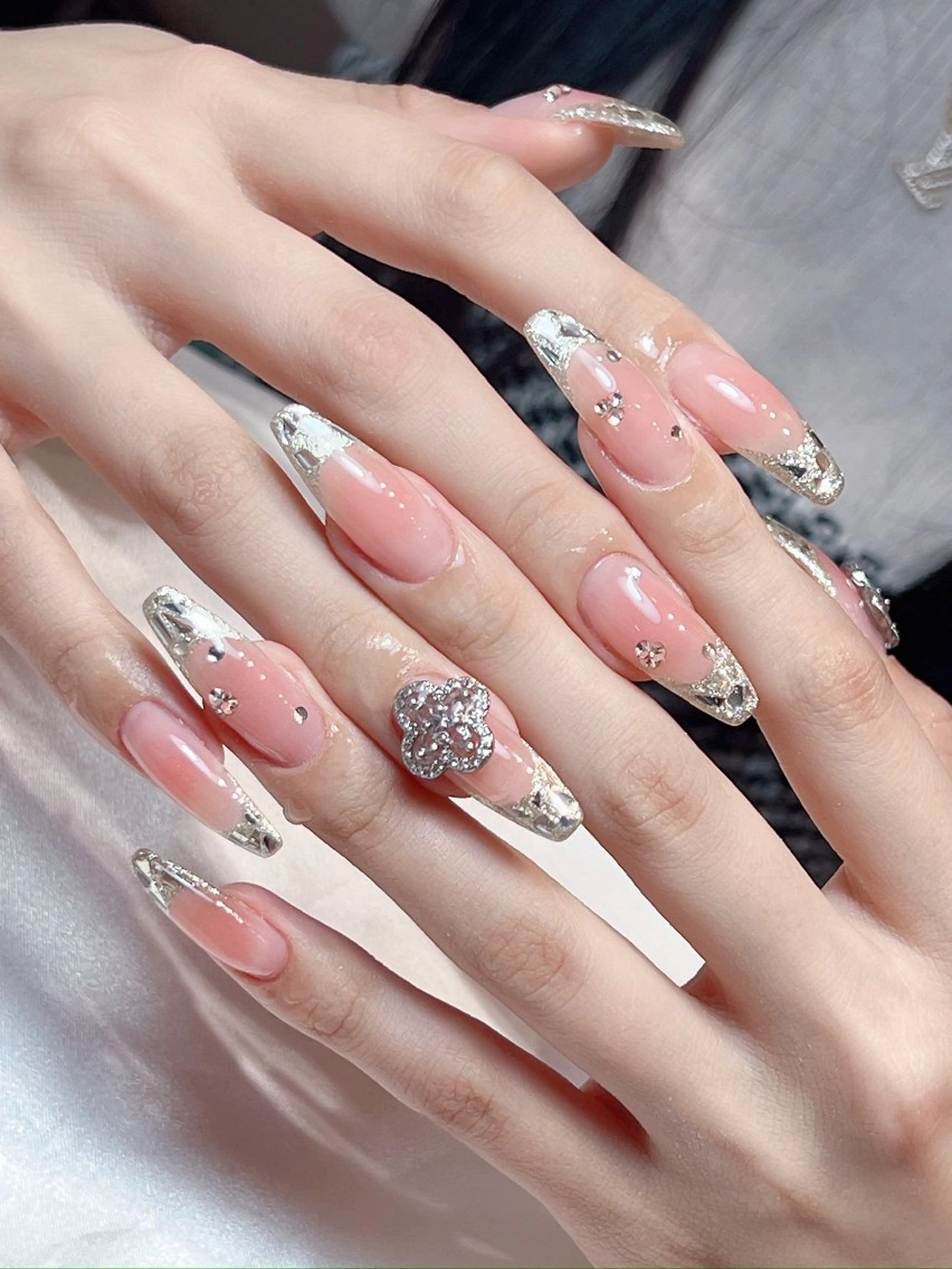 ネイル チークネイル フレンチネイル ガラスフレンチ ハンドネイル salon de Tiara 蓮のネイルデザイン