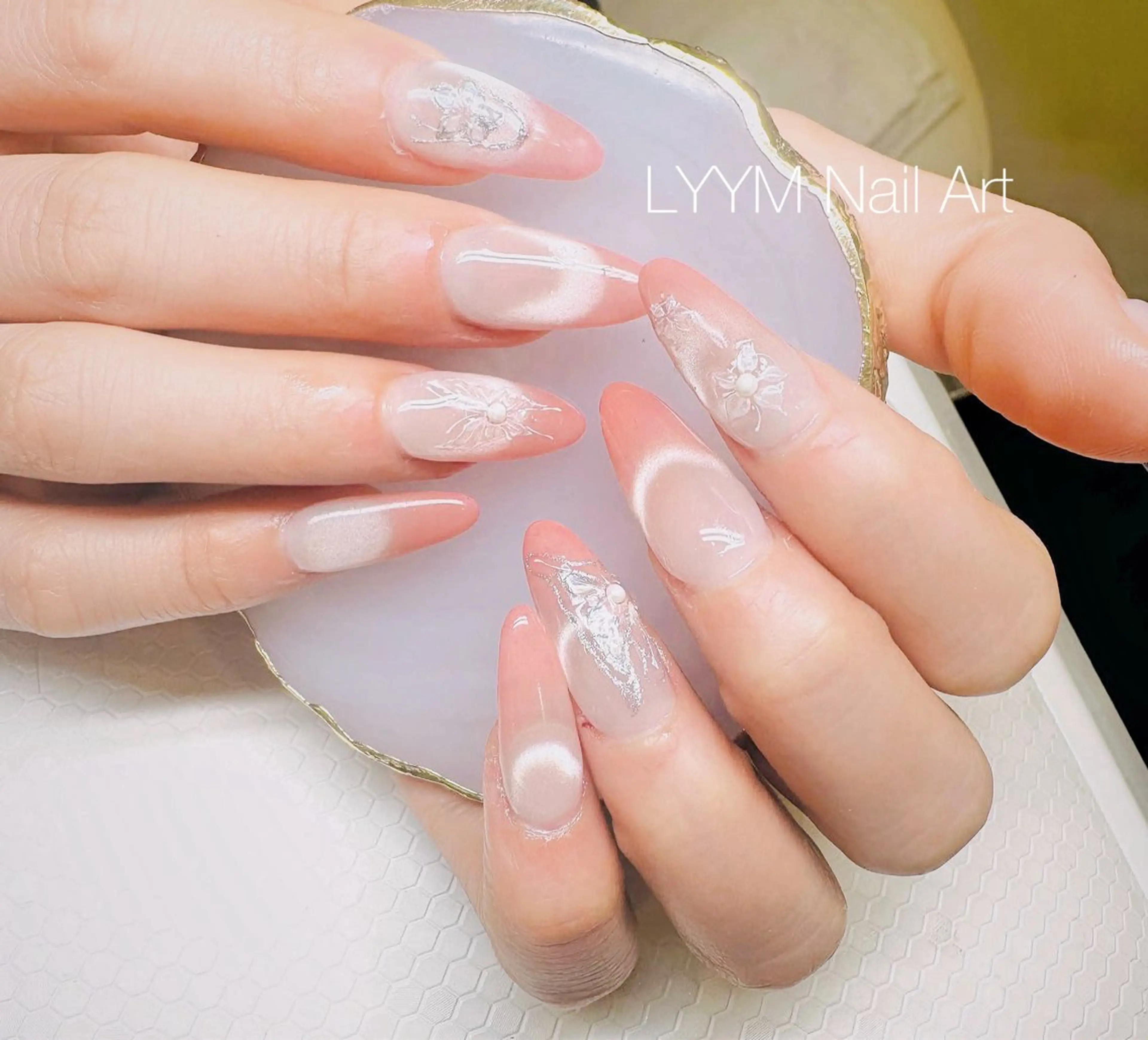 ネイル アートネイル ニュアンスネイル ピンク ホワイト ハンドネイル LYYM Nail Salonのネイルデザイン