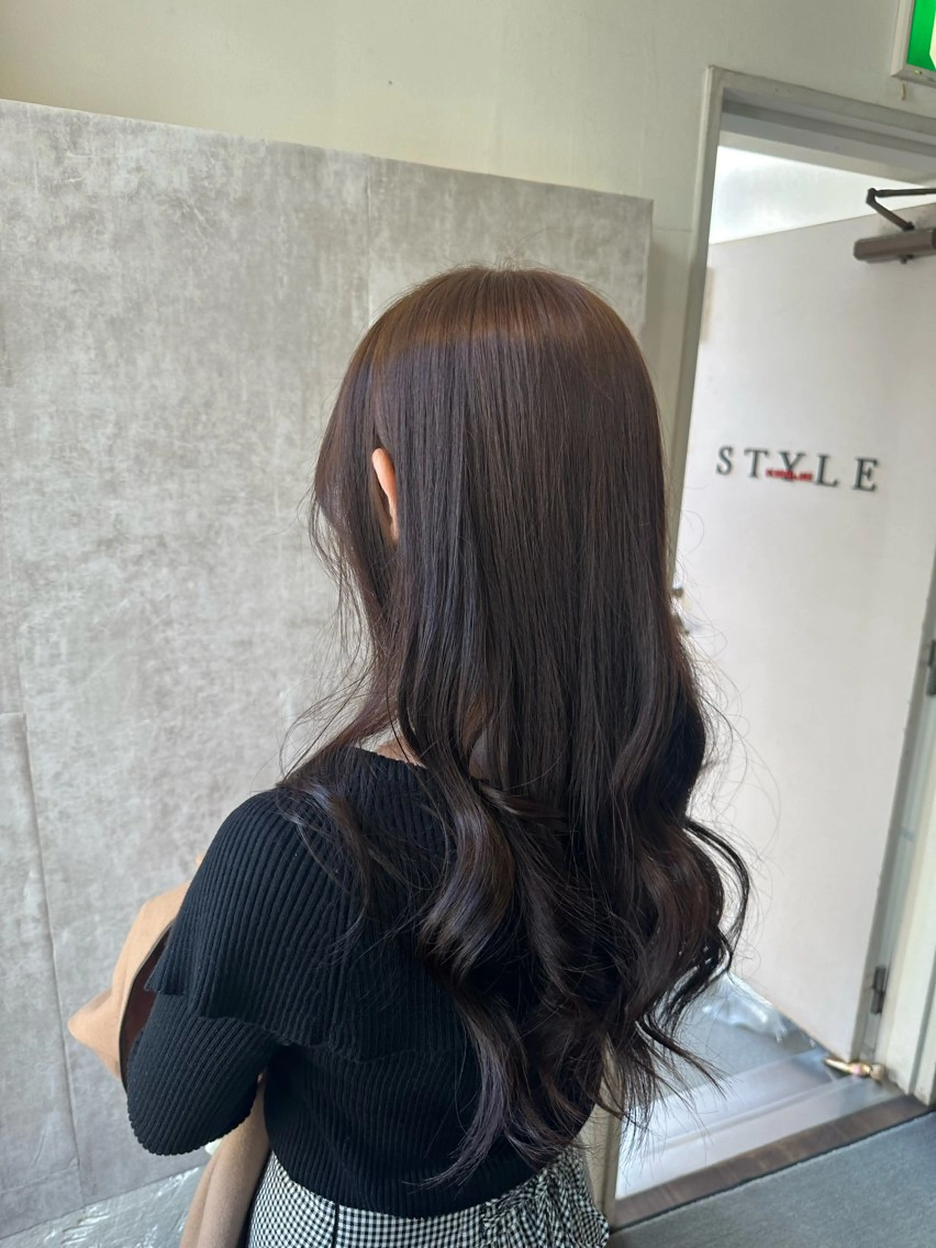 ロング カラー ヘアカラー ラウンドマッシュシャ ドウニュアンスパーマのヘアスタイル