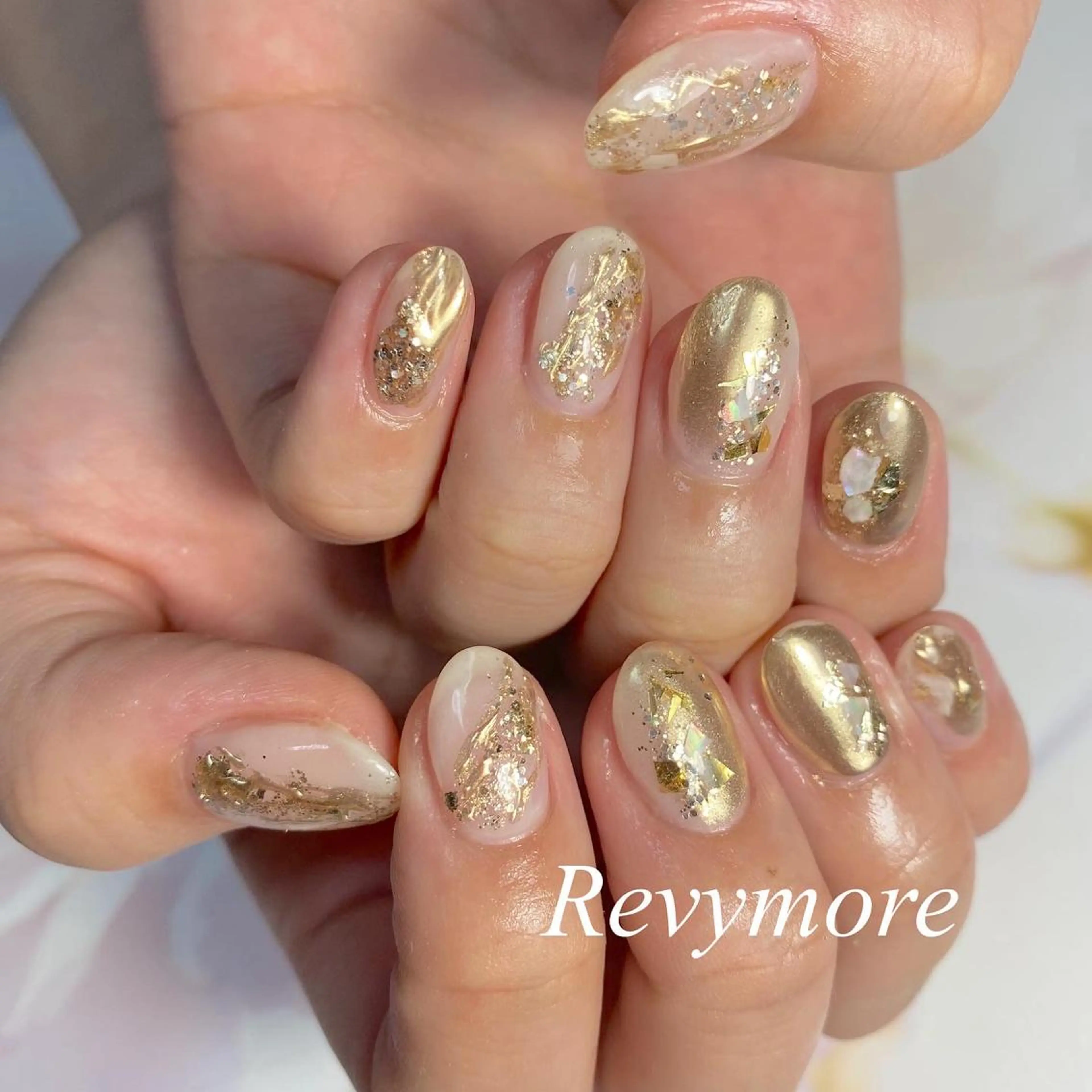 ミディアム ネイル 卒業式のヘアスタイル ジェルネイル ゴールド 卒業式 ミラーネイル nail salon Revymore所属・nail salon Revymoreのネイルデザイン