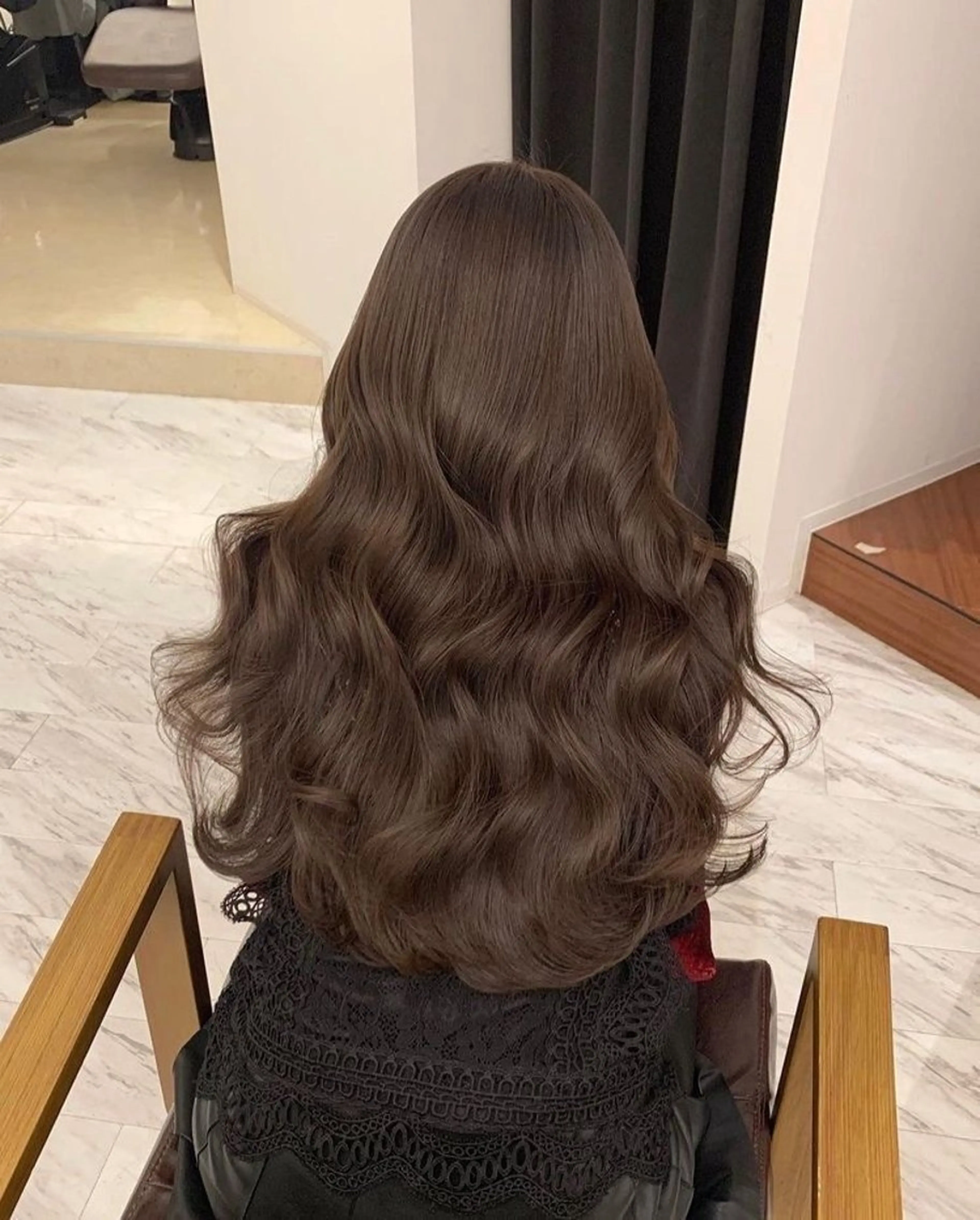 ロング カラー ベージュカラー ブラウンカラー ブラウンベージュ ダブルカラー カット ヘアカラー トリートメント 【arc】Ruri コテ巻き風パーマのヘアスタイル