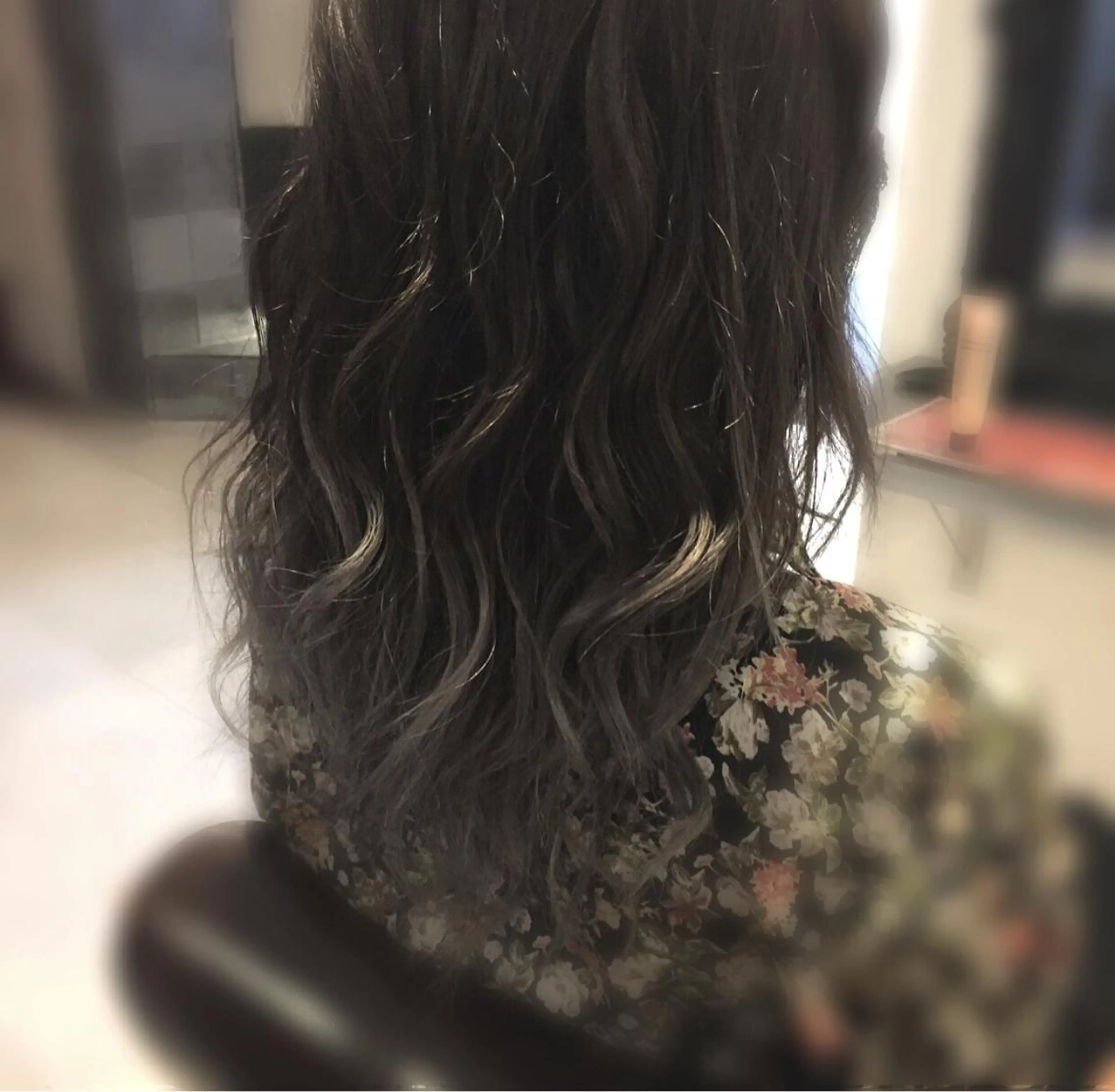 セミロング カラー ブリーチ グラデーションカラー シルバー 小森 拓哉のヘアスタイル