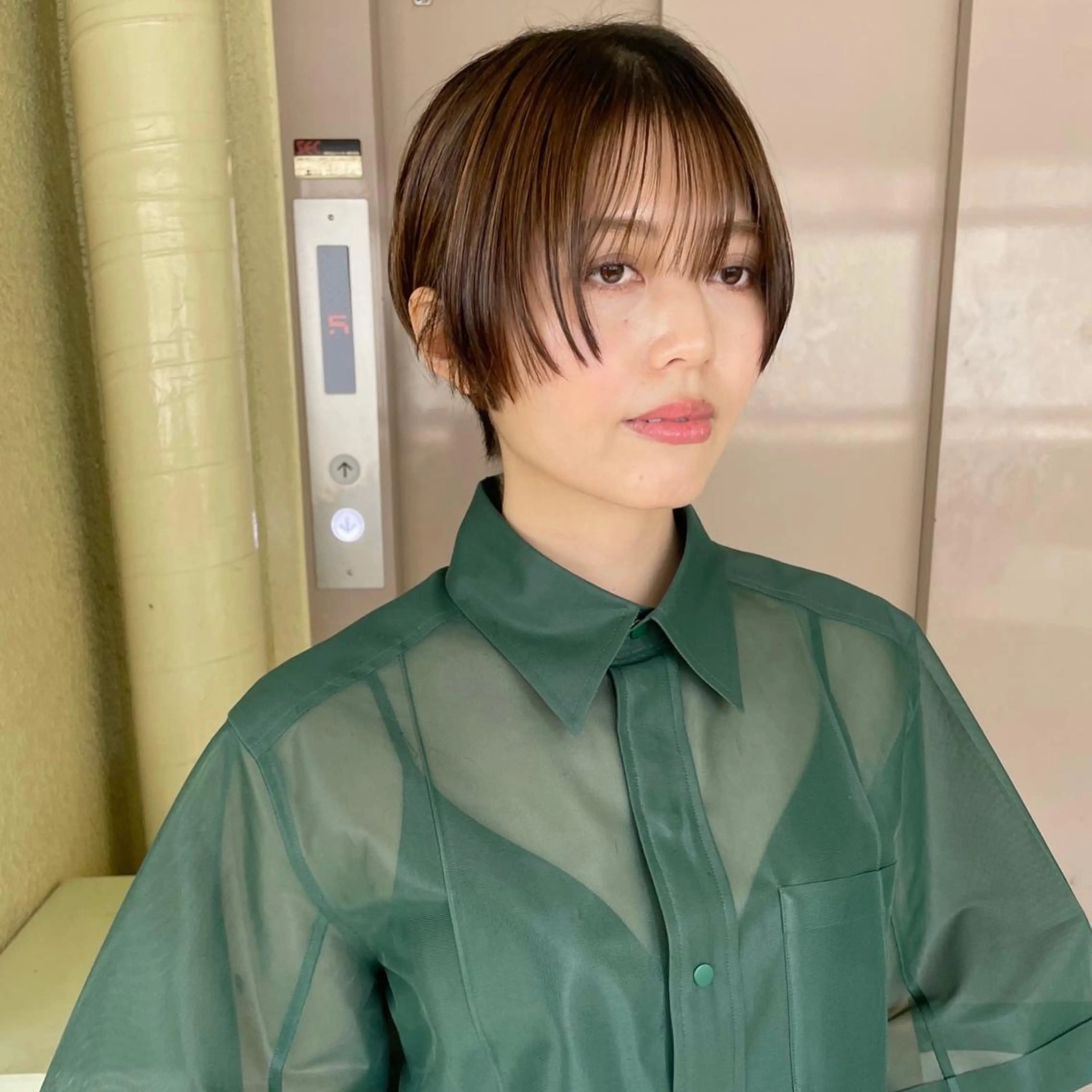 ショート カラー ショートレイヤー ハンサムショート ブリーチ ハイライトカラー 顔まわりレイヤー ブリーチ/レイヤー 🌻Mutsumiのヘアスタイル