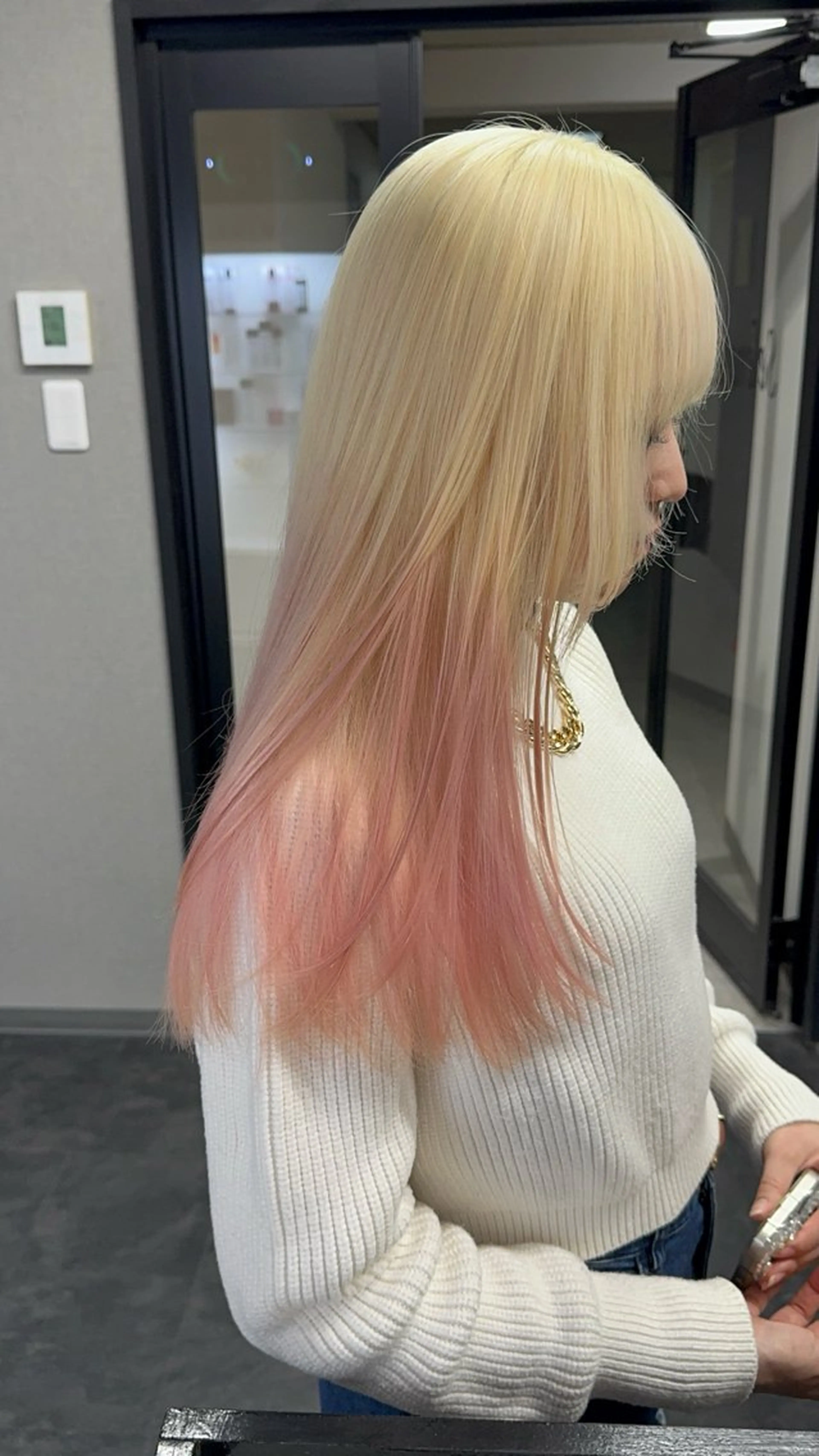 ロング カラー ヘアアレンジ ヘアカラー ホワイトカラー/ ピンクベージュにったのヘアスタイル