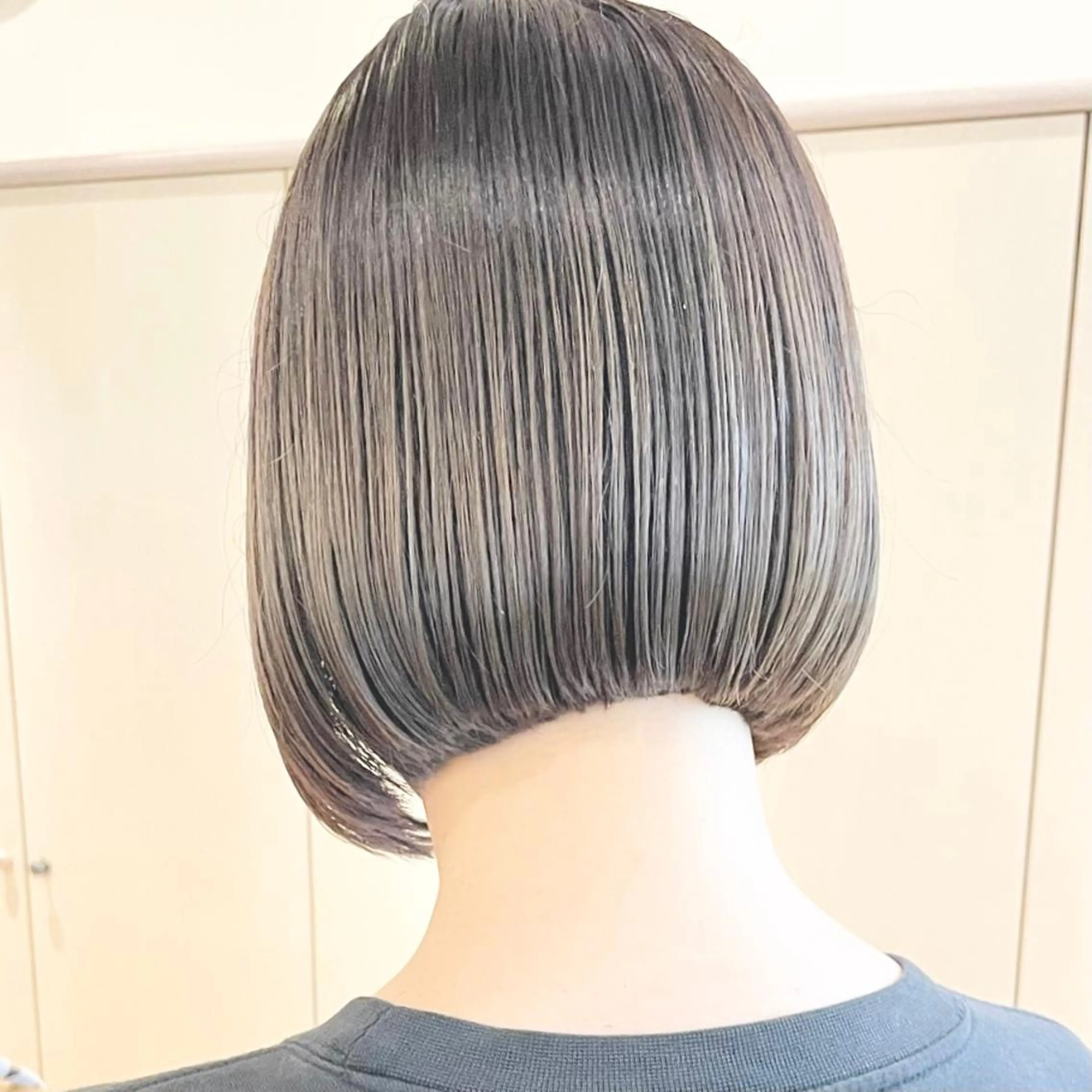 ショート カラー ヘアアレンジ キッズ 前下がりボブ ショートボブ ブリーチ グレージュ シルバー カット ヘアカラー トリートメント さわ きょうすけ/ ボブ髪質改善ショートのヘアスタイル