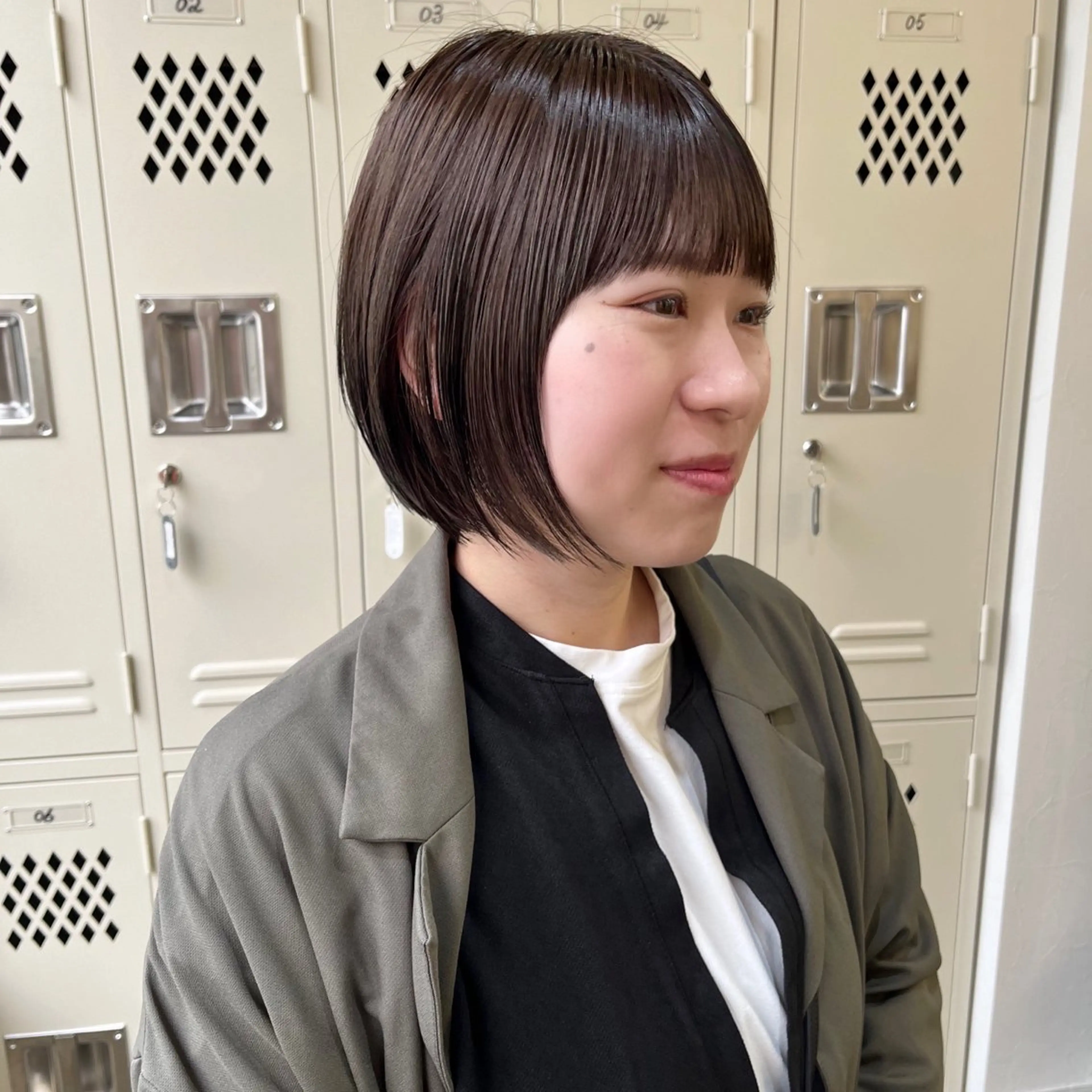 ショート カラー アッシュ アッシュブラウン ブリーチ ブラウンカラー ブリーチなしカラー カット ヘアカラー トリートメント 朝がちょっと楽しくな るshort･bobのヘアスタイル