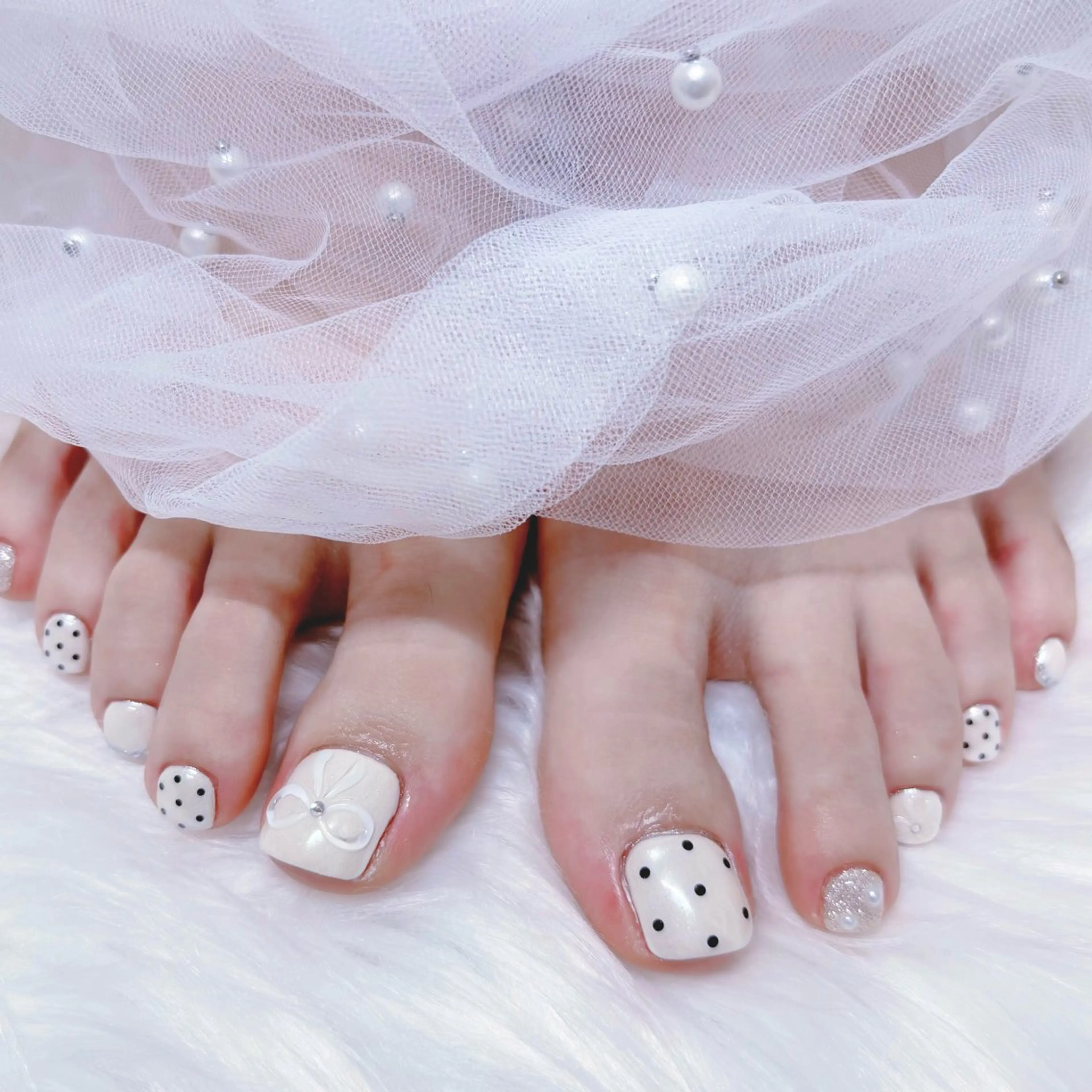 ネイル ドット フットネイル リボン ホワイト フットネイル Keli Nailのネイルデザイン