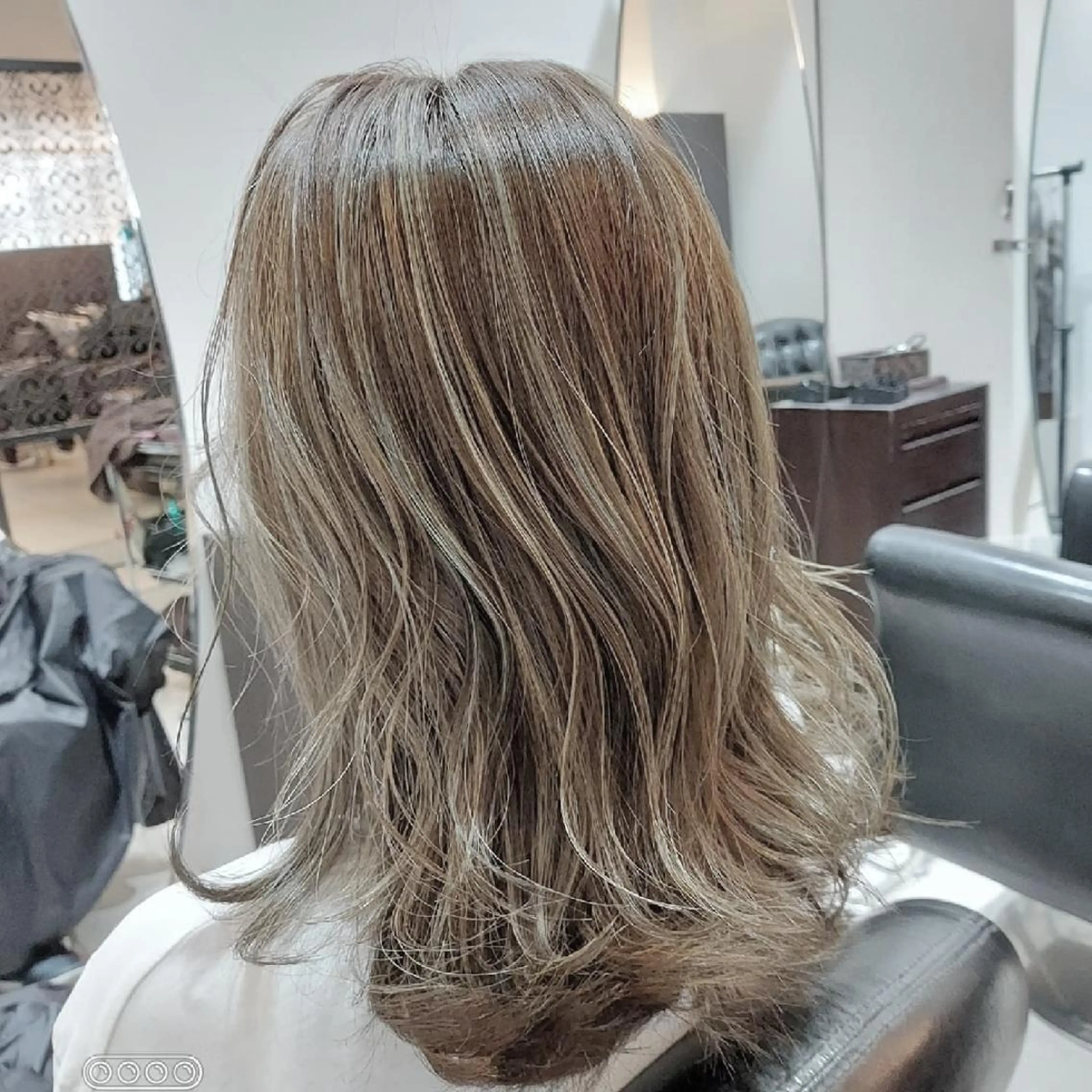 セミロング ハイライト レイヤーカット メテオ取扱✨美髪 矯正✨HiroNYのヘアスタイル