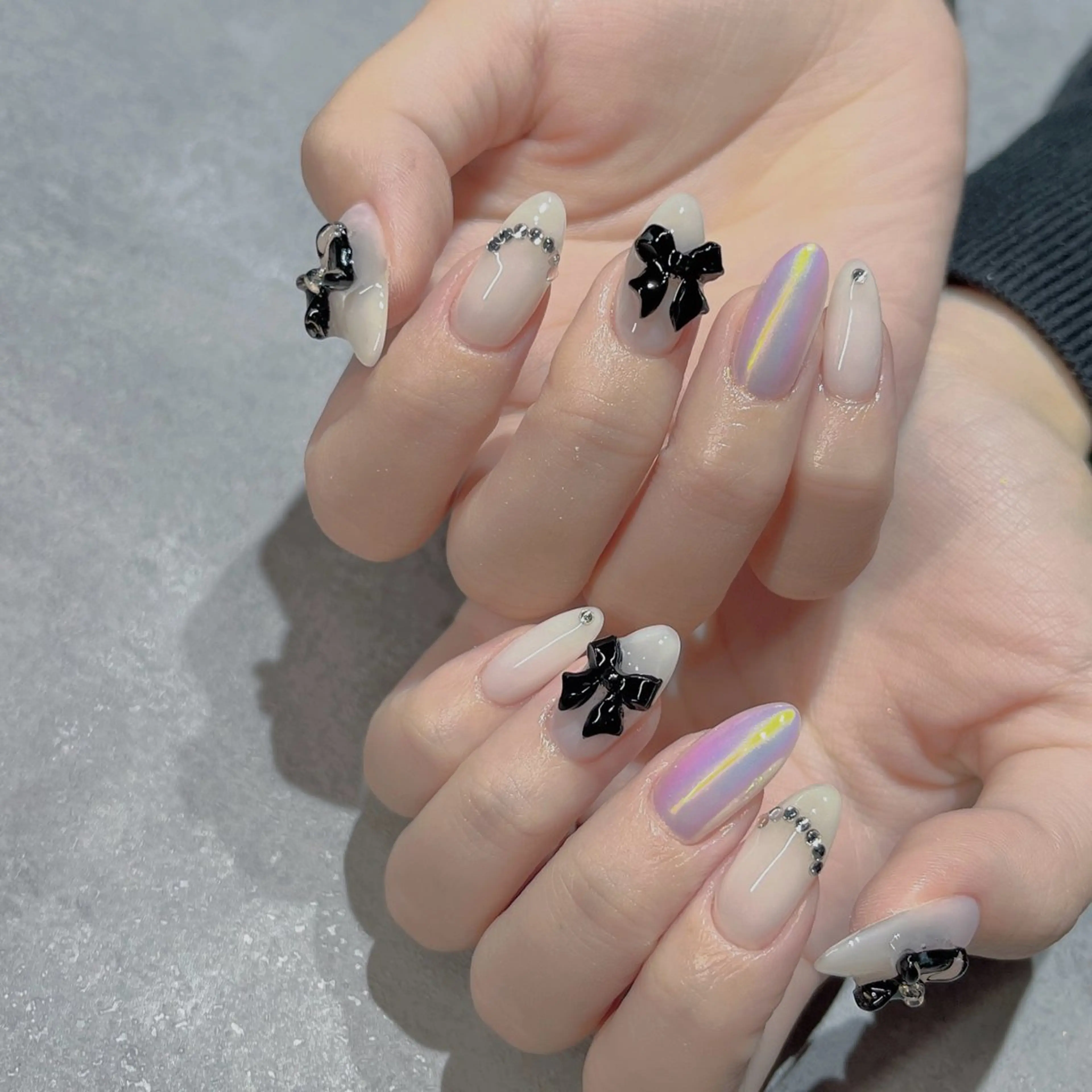 ネイル オーロラネイル フットネイル フレンチネイル ジェルネイル ラメ(グリッター) ハンドネイル NEO Beauty Salon所属・𝐍𝐄𝐎 𝐉𝐔𝐑𝐈のネイルデザイン