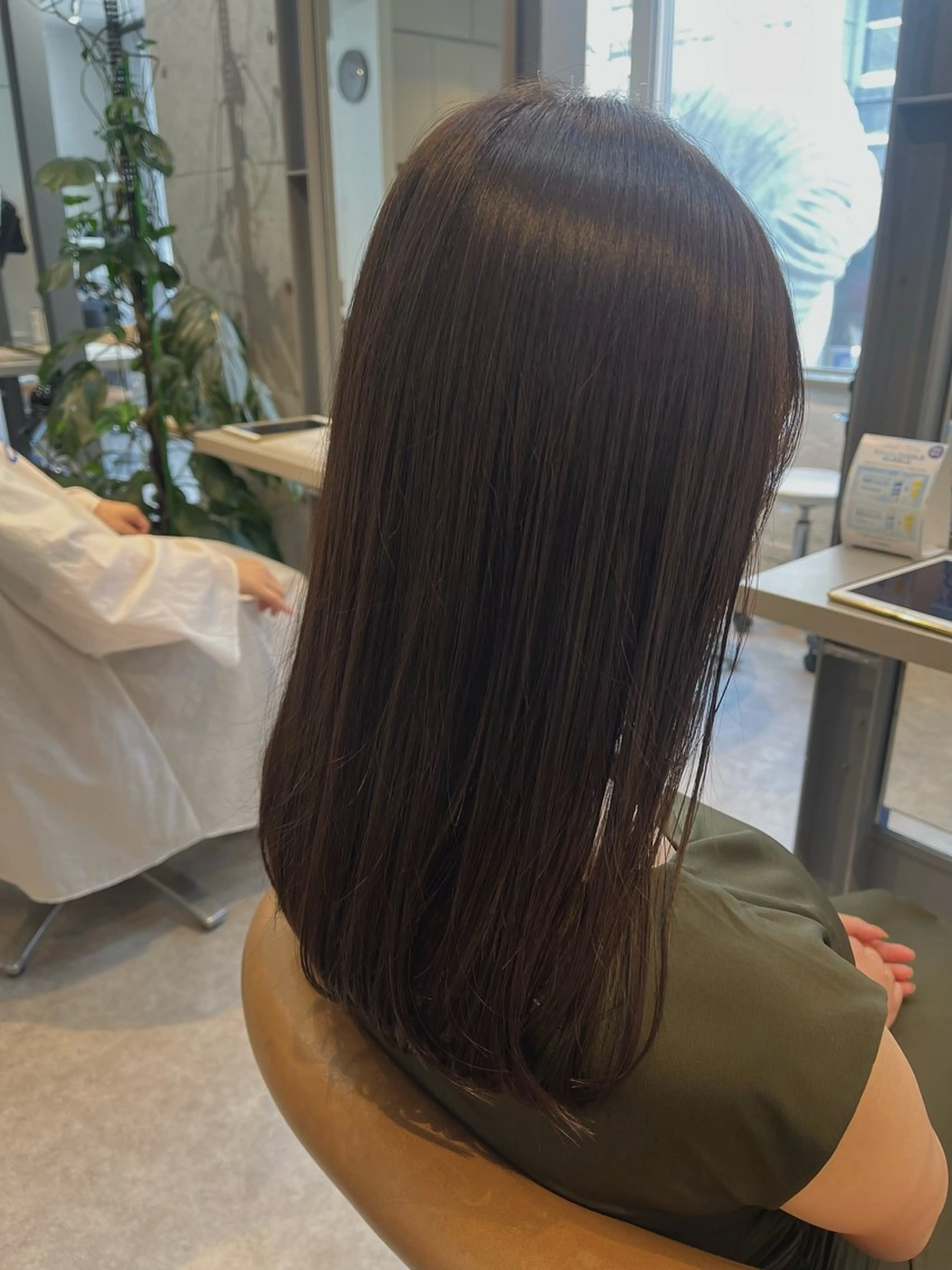 セミロング カット ヘアカラー うしだ かおるのヘアスタイル