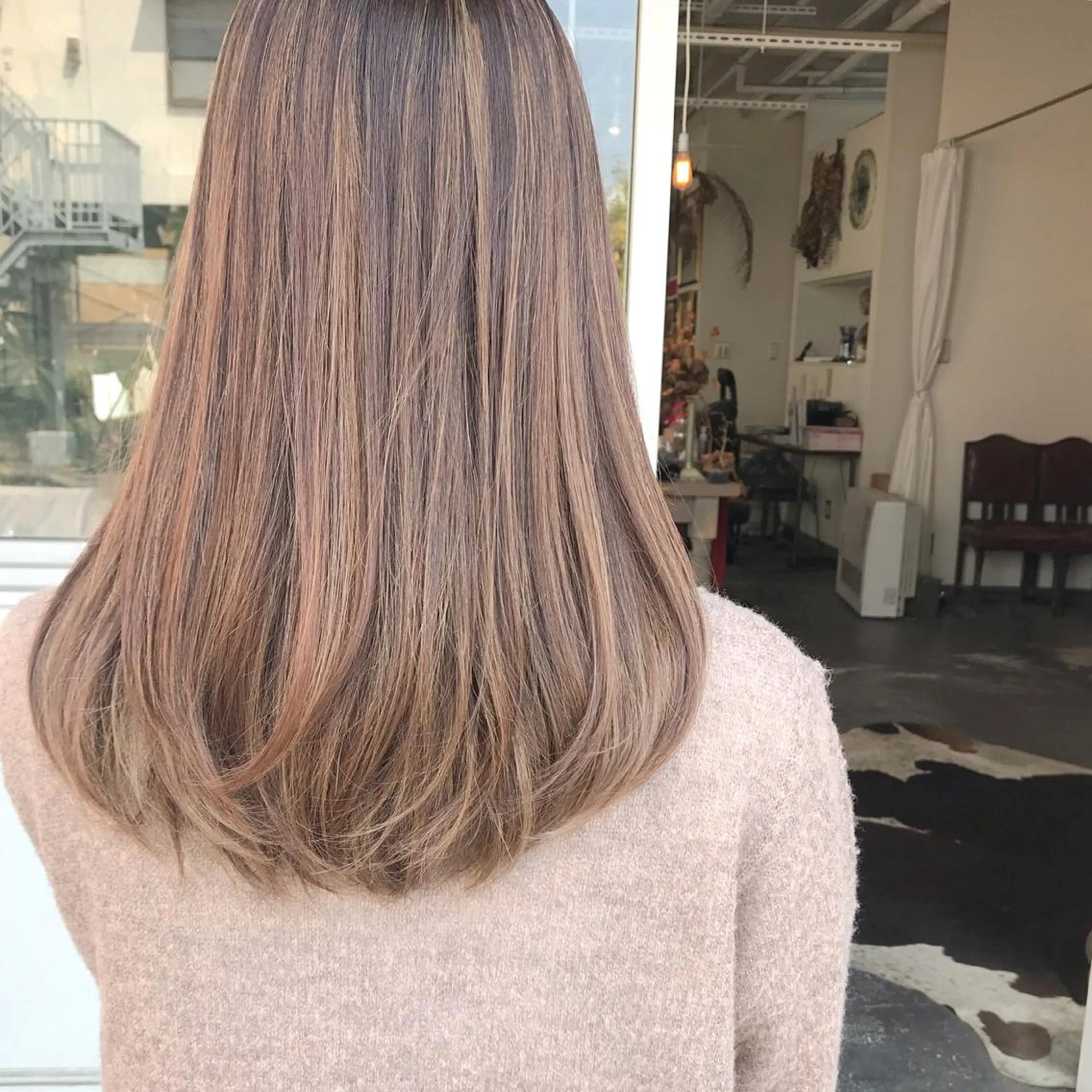 セミロング カラー ヘアアレンジ お団子ヘア 切りっぱなしボブ バレイヤージュ ブリーチ デザインカラー Mariana/ 鶴原-ハイライトのヘアスタイル