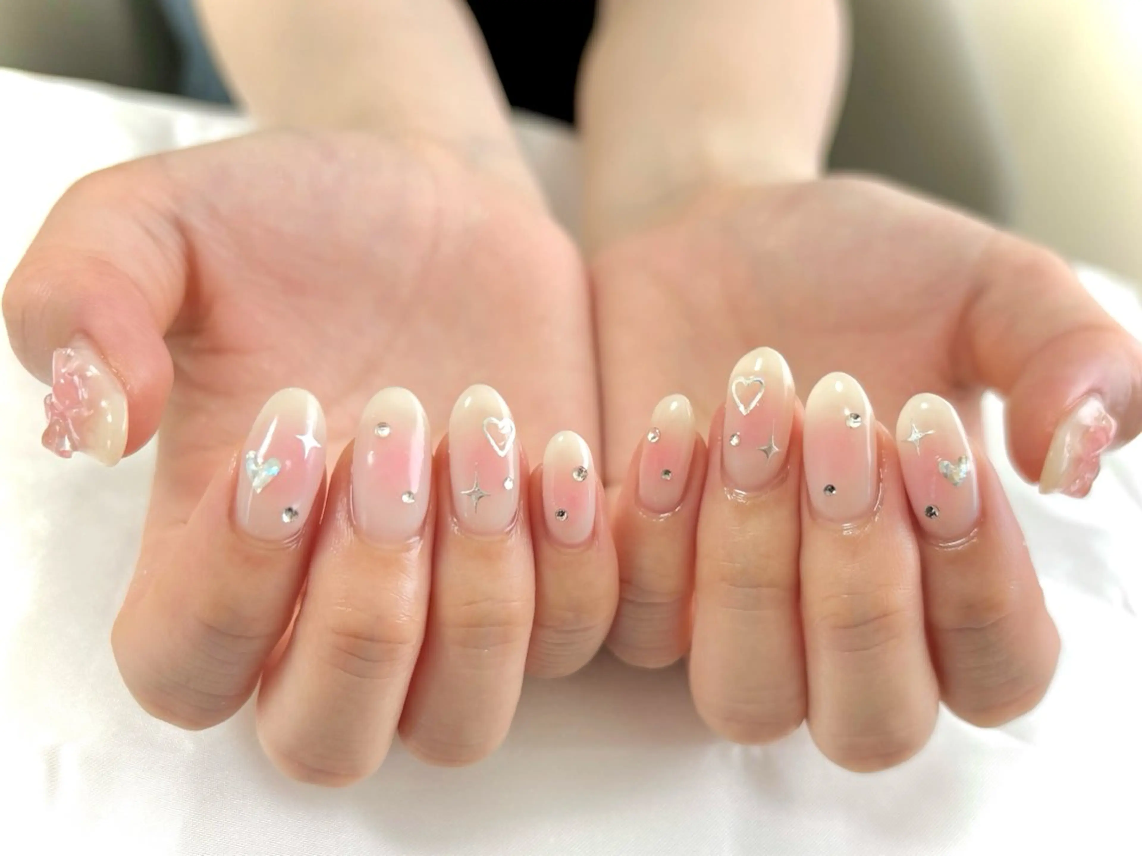 ネイル チークネイル ハート キラキラネイル ハンドネイル Nail salon Cielel⟡Ayaのネイルデザイン