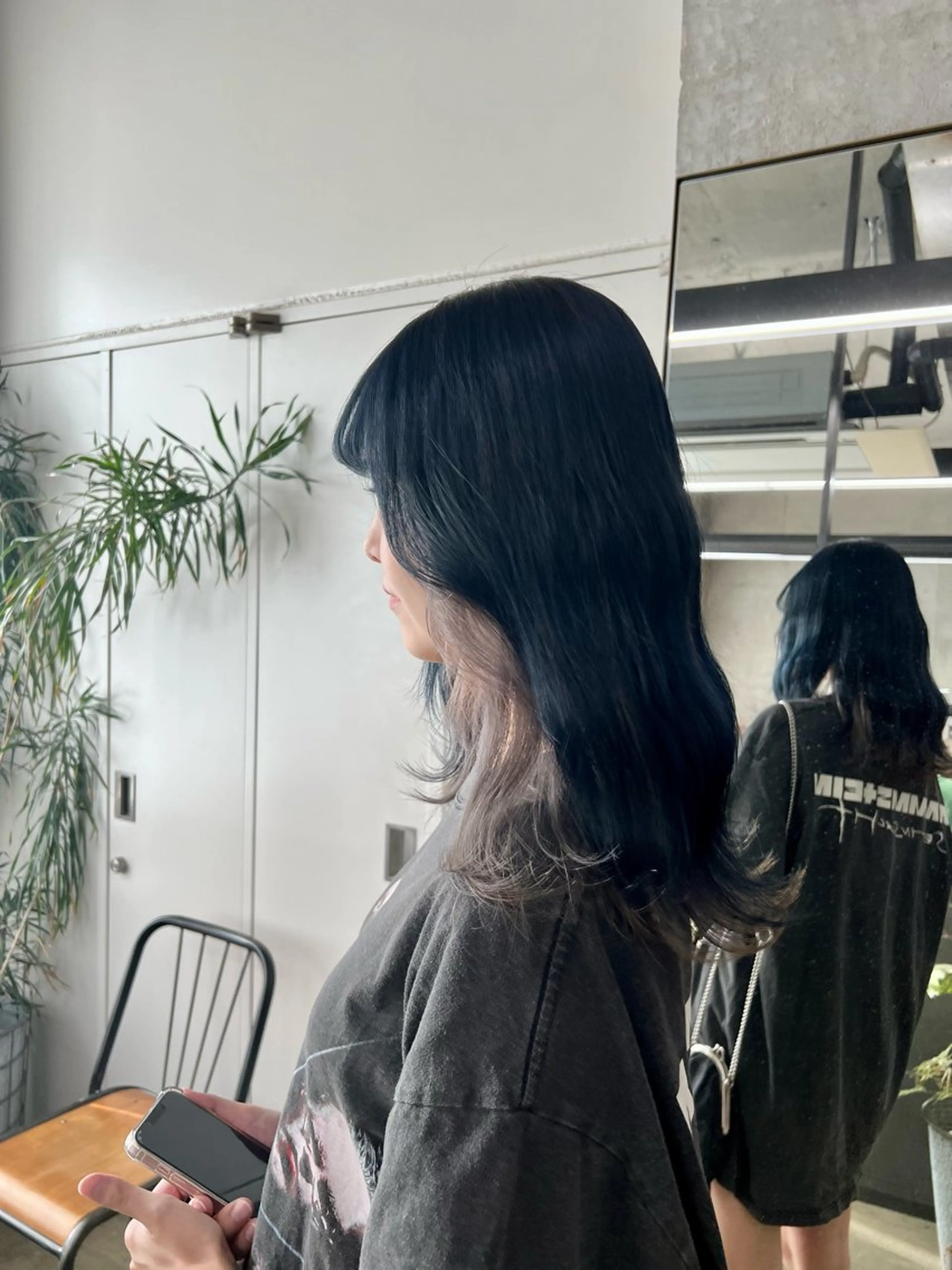 ロング カラー ブリーチ グレージュ ネイビーカラー era所属・azumi/ボブ/暖 色/オリーブ/縮毛のヘアスタイル