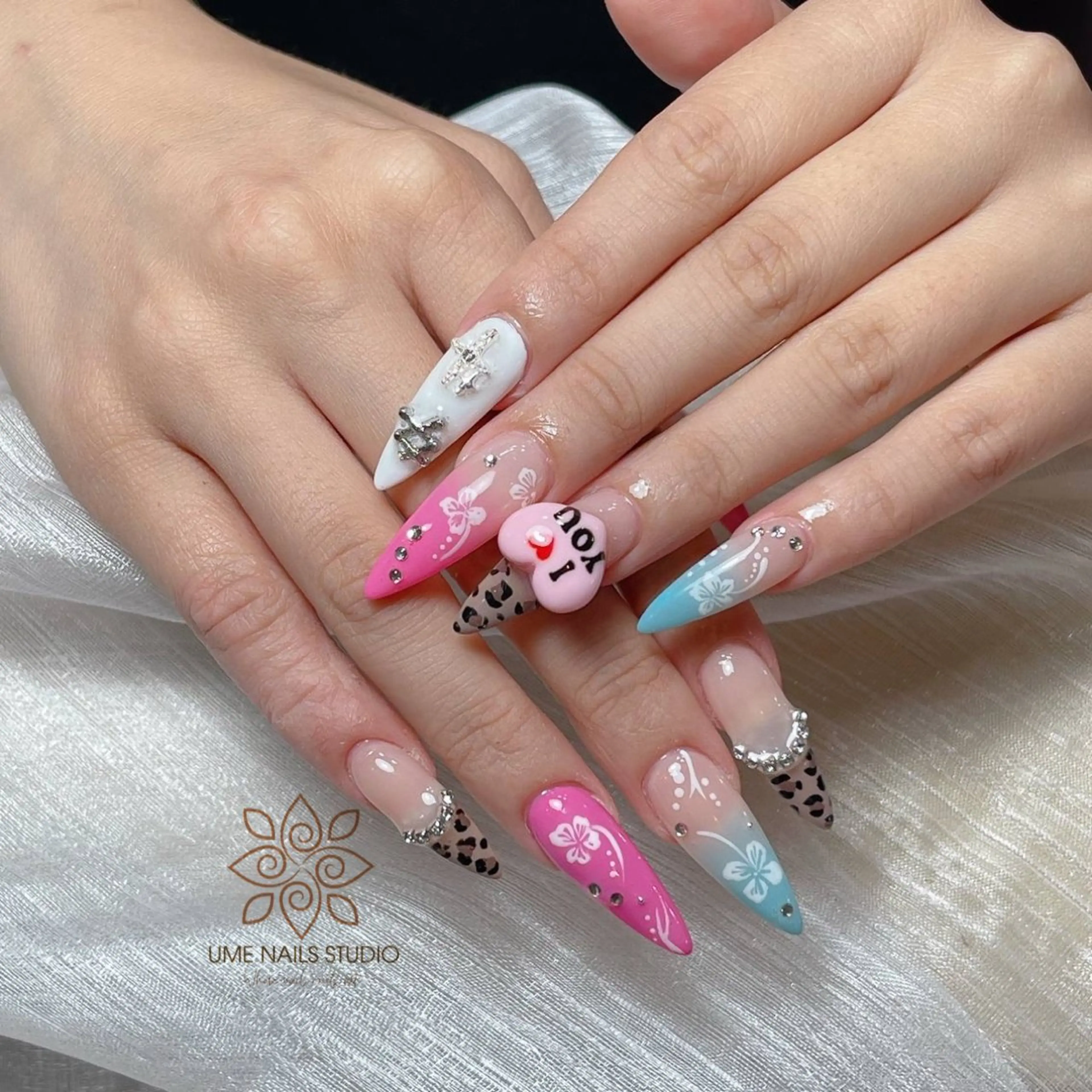ネイル チークネイル クリアネイル ガーリー キラキラネイル 韓国ネイル ハンドネイル Ume Nail Studioのネイルデザイン