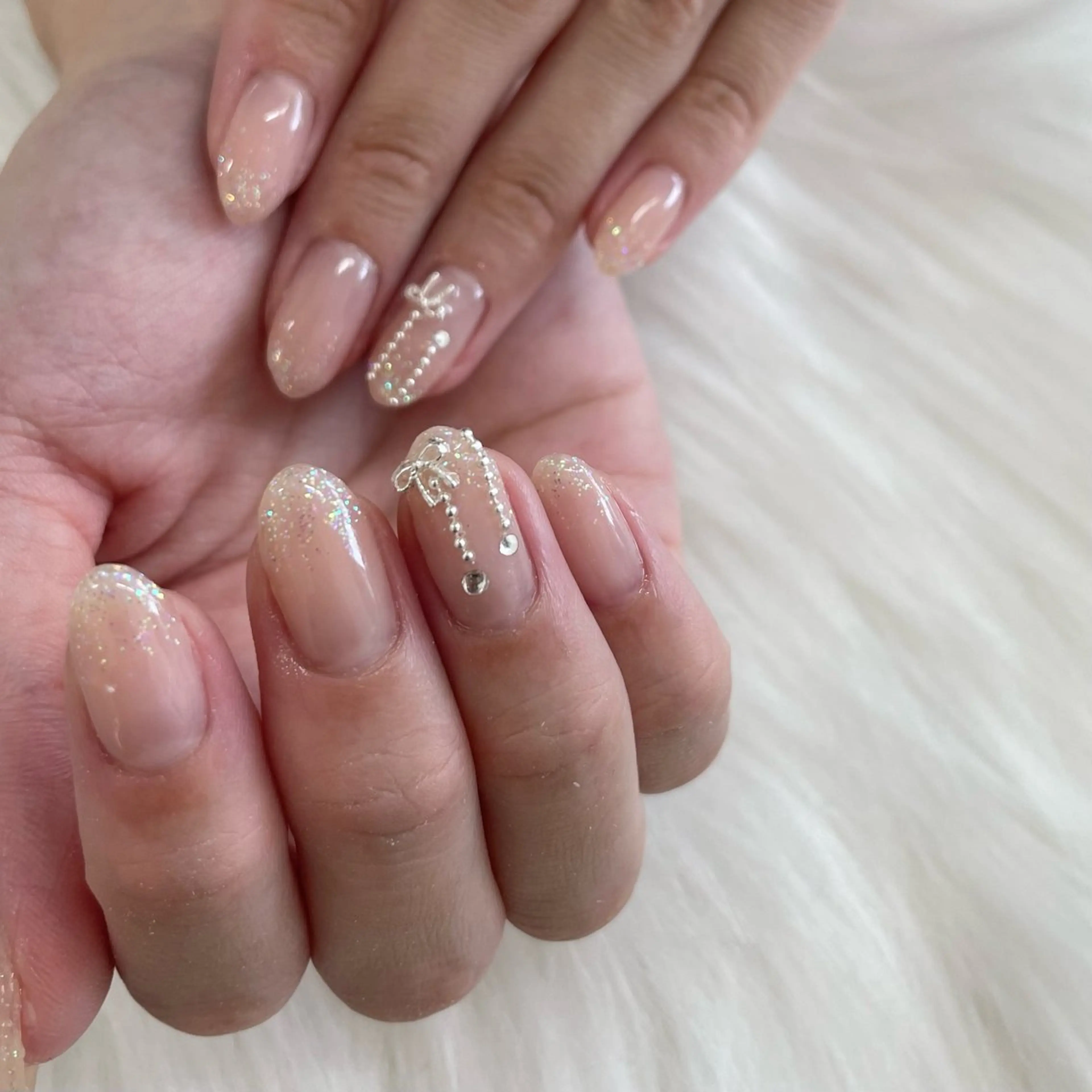 ネイル グラデーション ラメ(グリッター) ラメグラデーション リボン シンプルネイル ハンドネイル JFYnail所属・昭和町ネイル 𝘯𝘢𝘮𝘪のネイルデザイン