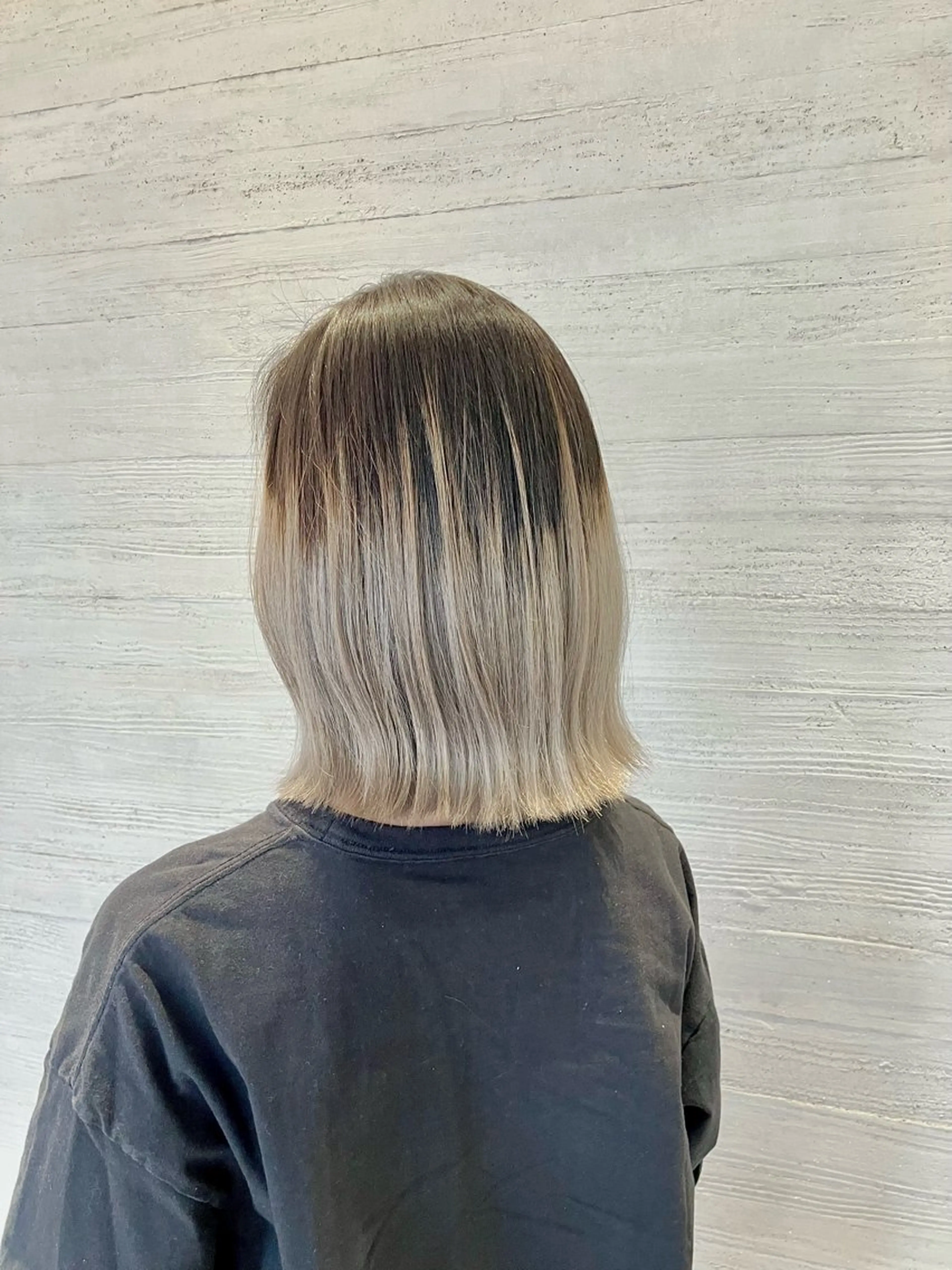ショート カラー バレイヤージュ ダブルカラー レイヤーカット サキ🤍ハイトーン 🩰くびれ巻きヘアのヘアスタイル
