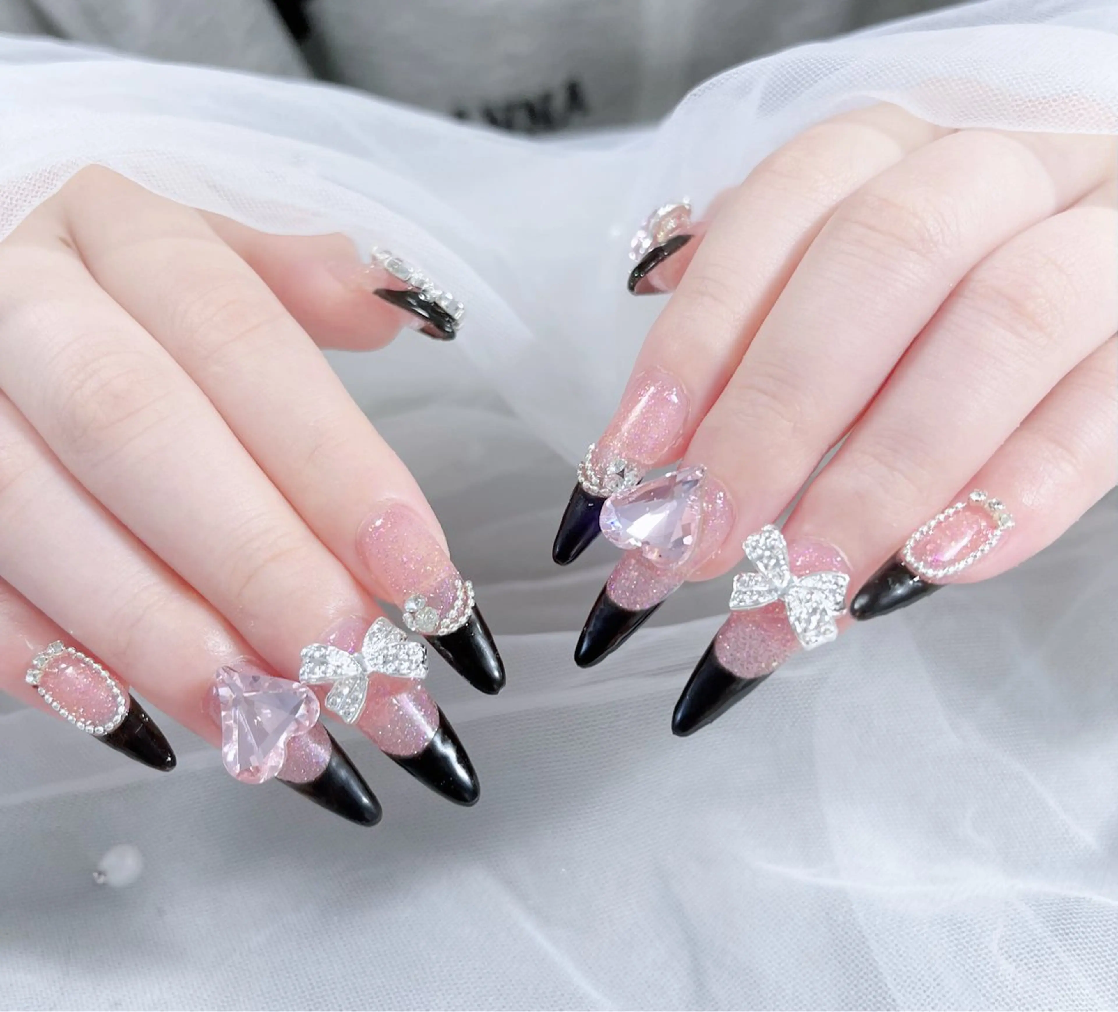 ネイル オーロラネイル クリアネイル フラッシュネイル ジェルネイル グラデーション ハンドネイル Amee Nailsalonのネイルデザイン
