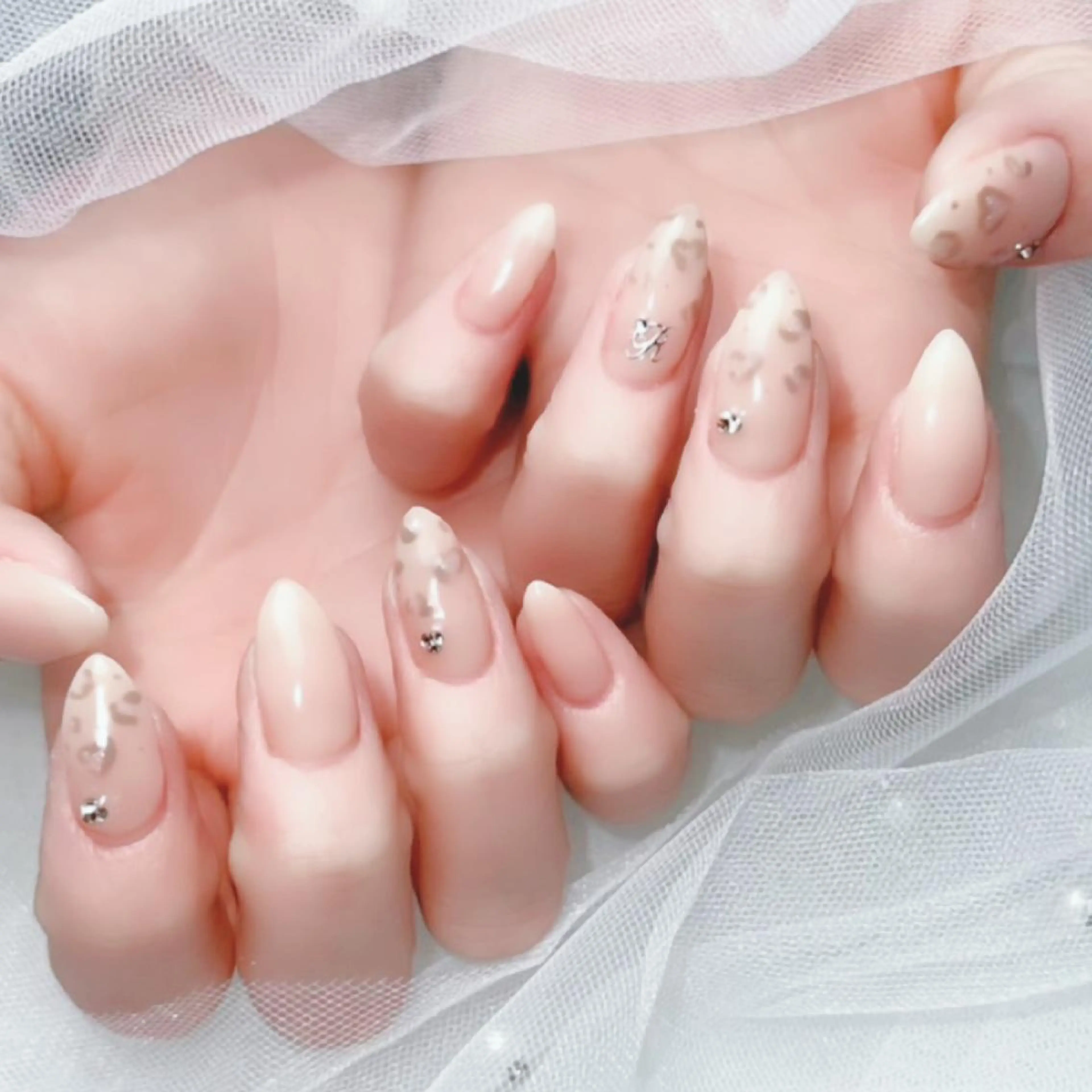 ネイル Y u a n🤍 pas á pasのネイルデザイン