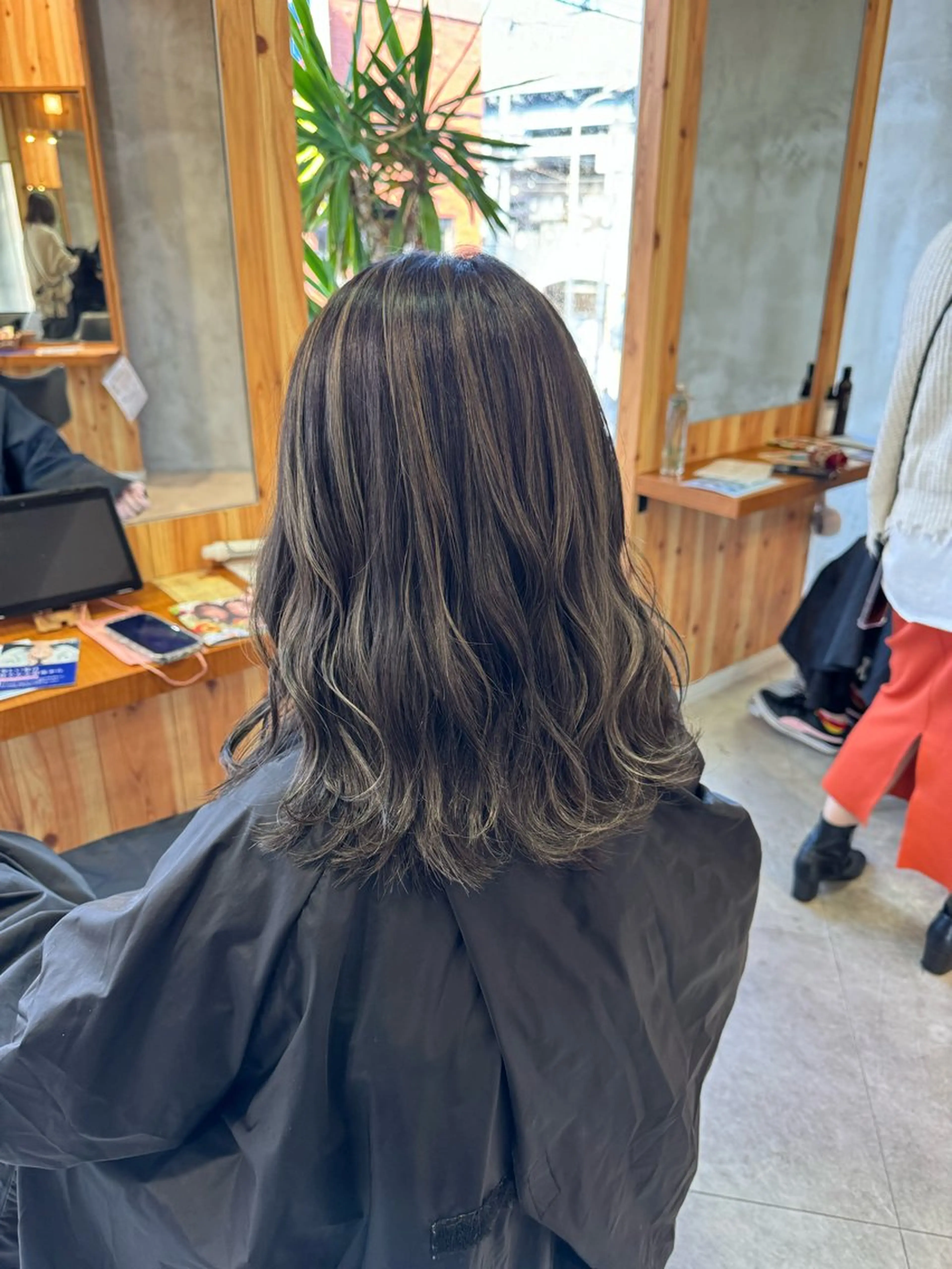 セミロング カラー 佐々木  まゆかのヘアスタイル
