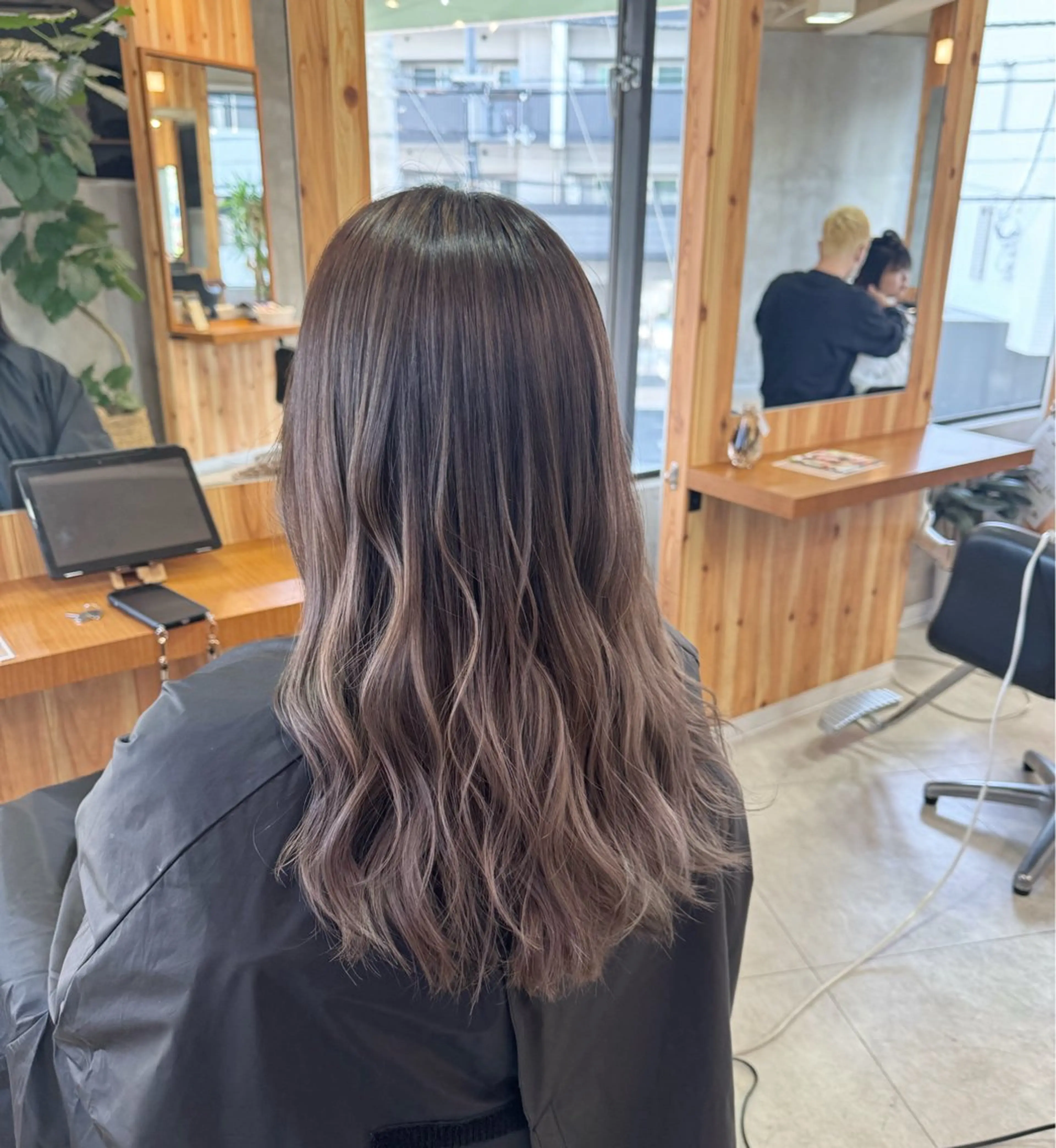ロング カラー 佐々木  まゆかのヘアスタイル