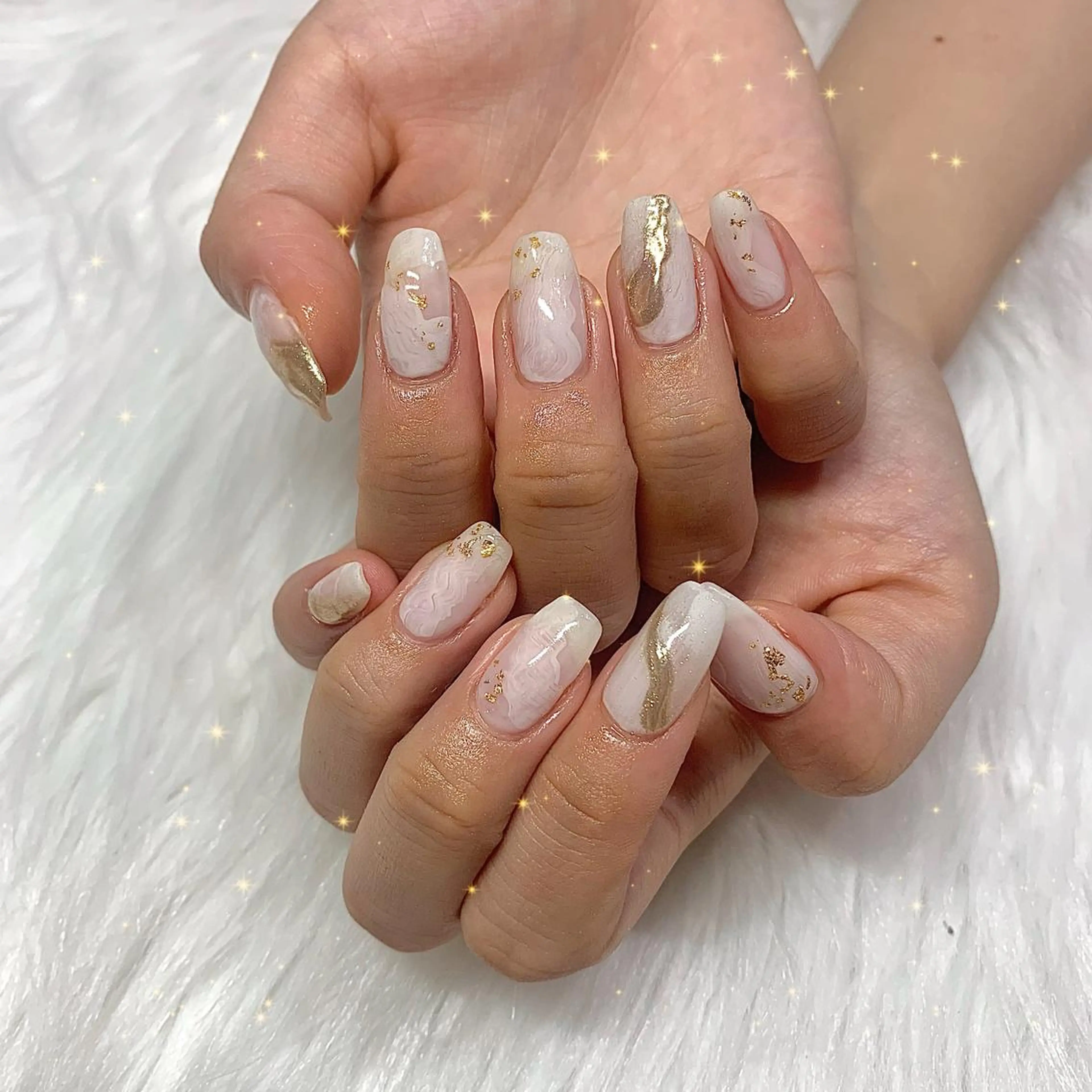 ネイル 成人式 キラキラネイル ニュアンスネイル シンプルネイル ホワイト élu by Noriko 前原のネイルデザイン