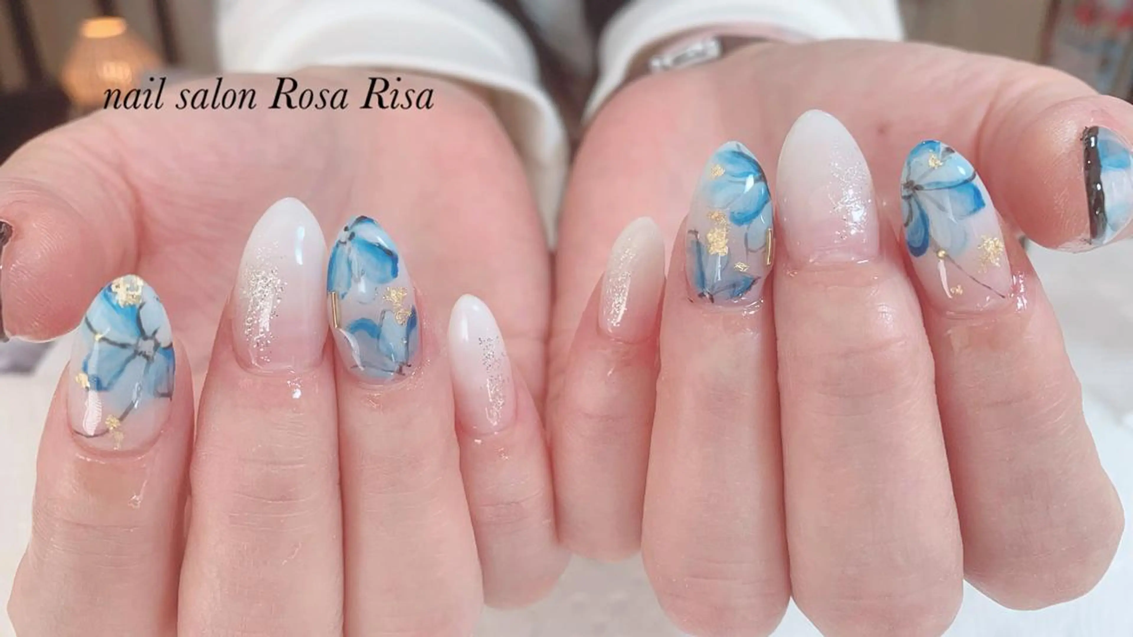 ミディアム ネイル ブルー ホワイト ネイルスタジオ シェイクユアハンズのネイルデザイン