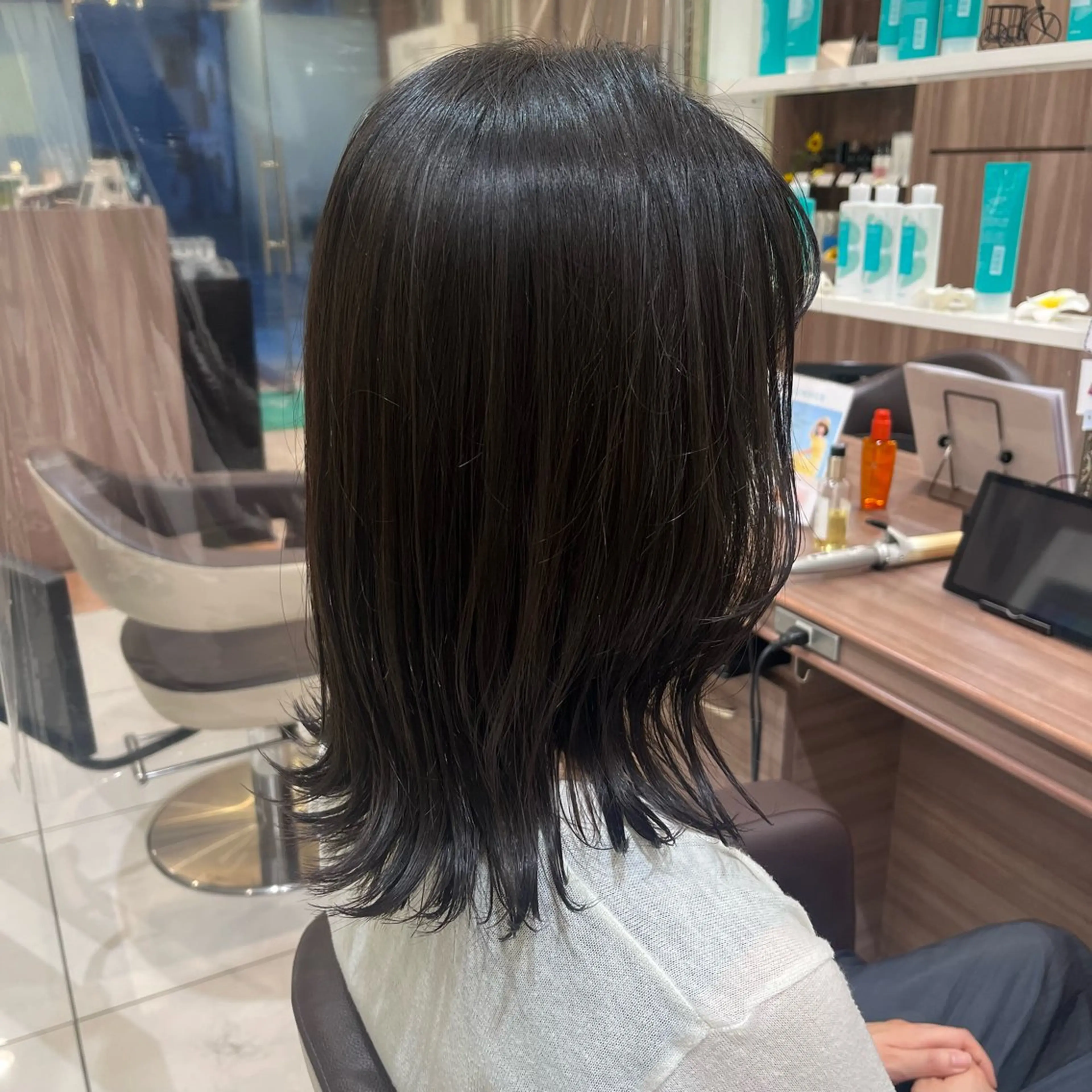 ミディアム カット ナチュラル暖色カラー 🤎 佐藤栞のヘアスタイル