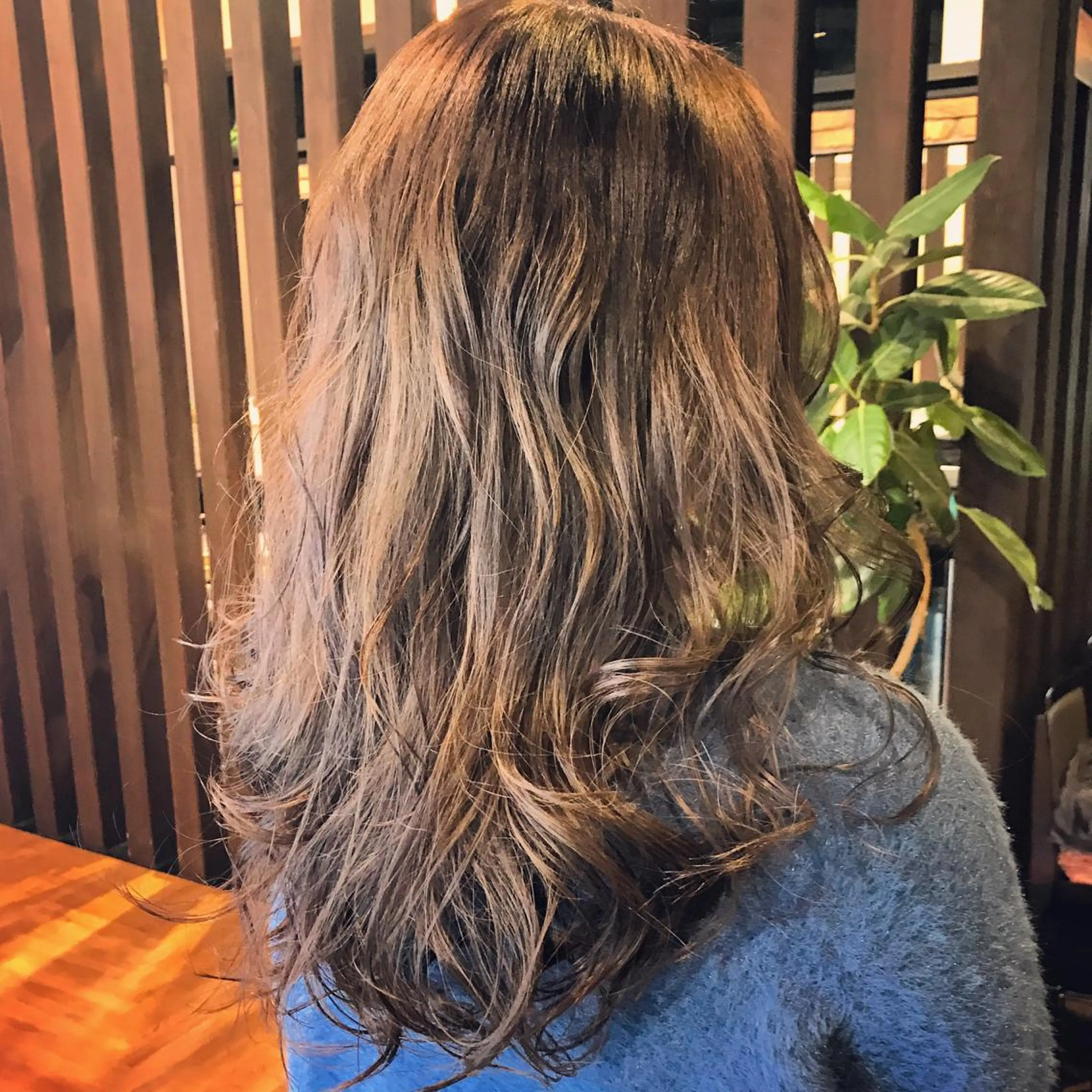 セミロング カラー パーマ ヘアアレンジ メンズ キッズ ネイル マツエク・マツパ アッシュ 透明感カラー ミルクティーアッシュ 外国人風カラー uno pulir所属・トップスタイリスト 永尾拓也のヘアスタイル